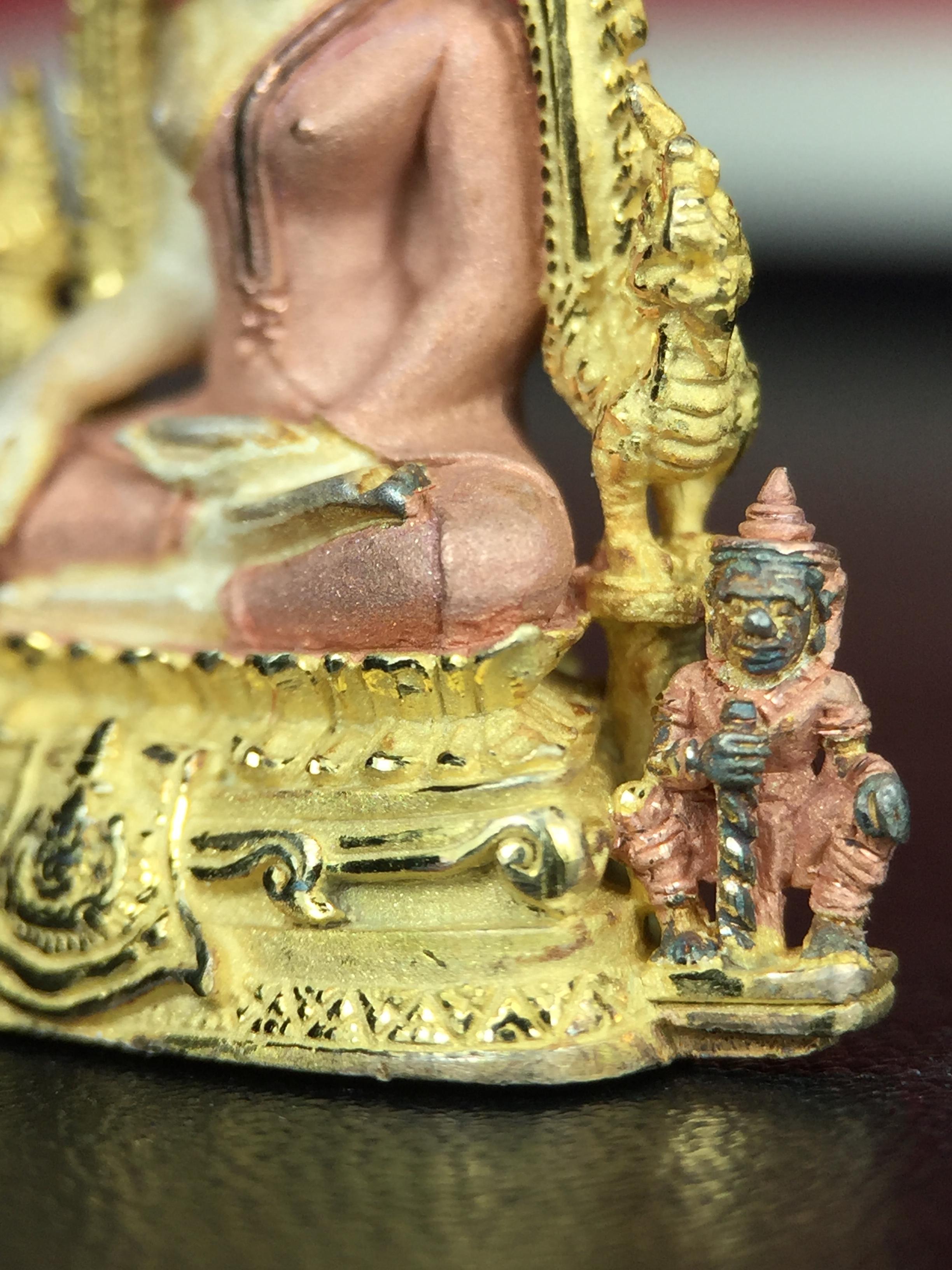 พระพุทธชินราช ภปร. ในวโรกาสพระราชพิธีมหามงคล เฉลิมพระชนมายุ6รอบ 5ธันวาคม2542 มูลนิธิพิทักษ์ดวงตาประชาชน จัดสร้าง เนื้อเงินบริสุทธิ์ 99.9% แบบสามกษัตริย์ขัดเงาบางส่วน พิมพ์ใหญ่ ขนาดสูง 3.4 ซม. พร้อมกล่องบรรจุเดิม