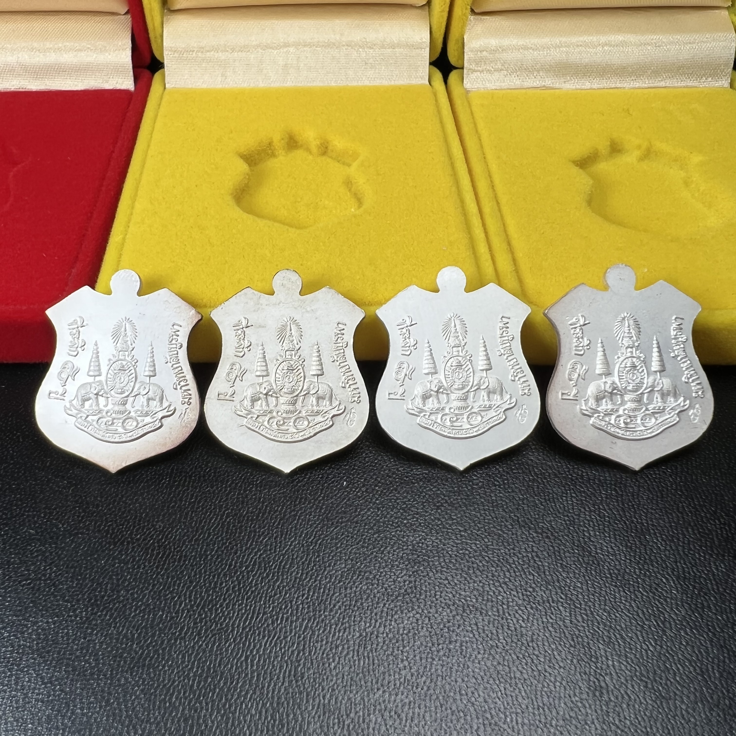 เหรียญหลวงพ่อโสธร ภปร. รุ่นกาญจนาภิเษก จัดสร้างในมงคลวโรกาสที่พระบาทสมเด็จพระเจ้าอยู่หัวรัชกาลที่9 เสด็จเถลิงถวัลย์สิริราชสมบัติ ครบ 50 ปี ในพุทธศักราช 2539 เนื้อเงินลงยา(สีแดง สีเหลือง สีน้ำเงิน สีเขียว)ครบชุดรวม 4 เหรียญ(พิธีใหญ่เข้มขลัง)1 ใน 9950 ชุด