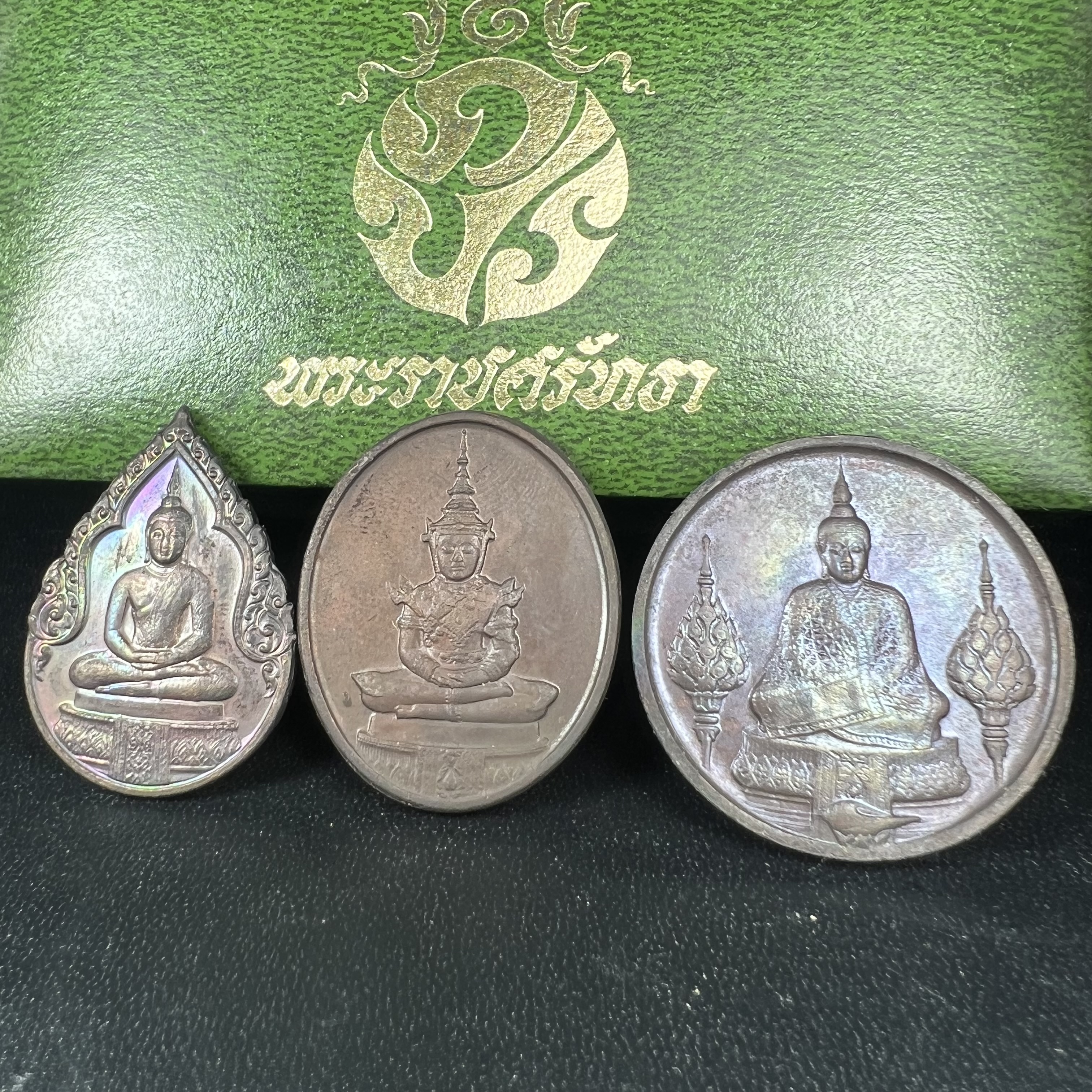 เหรียญพระแก้วมรกตหลัง ภปร. ฉลองกรุงรัตนโกสินทร์ครบ 200 ปี พ.ศ.2525 เนื้อทองแดงกล่องบรรจุเดิมครบ3พิมพ์(บล็อกพระราชศรัธา)(ในหลวงรัชกาลที่9 เสด็จในพิธี)พระคู่บ้านคู่เมือง...พระดี...พิธีใหญ่