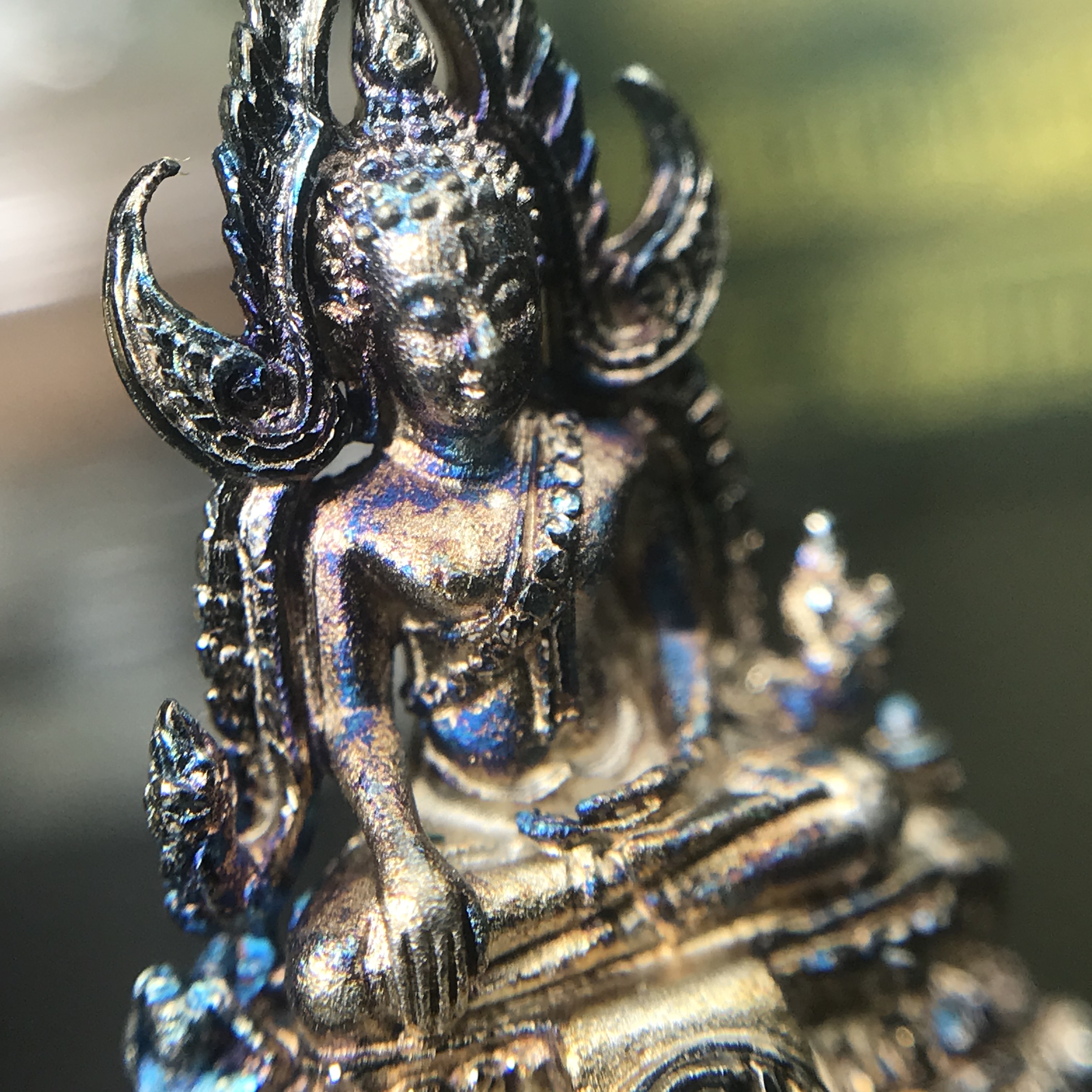 พระพุทธชินราช(จำลอง) ภปร. 84 พรรษา เนื้อเงินชุบทองคำขาว พิมพ์เล็กขนาดหน้าตัก 1/4 นิ้ว (สภาพผิวเดิมสวย ขึ้นสีรุ้งธรรมชาติ แบบนิยม)(พระราชทานมวลสาร จิตรลดาและเส้นพระเจ้า(เส้นผม))