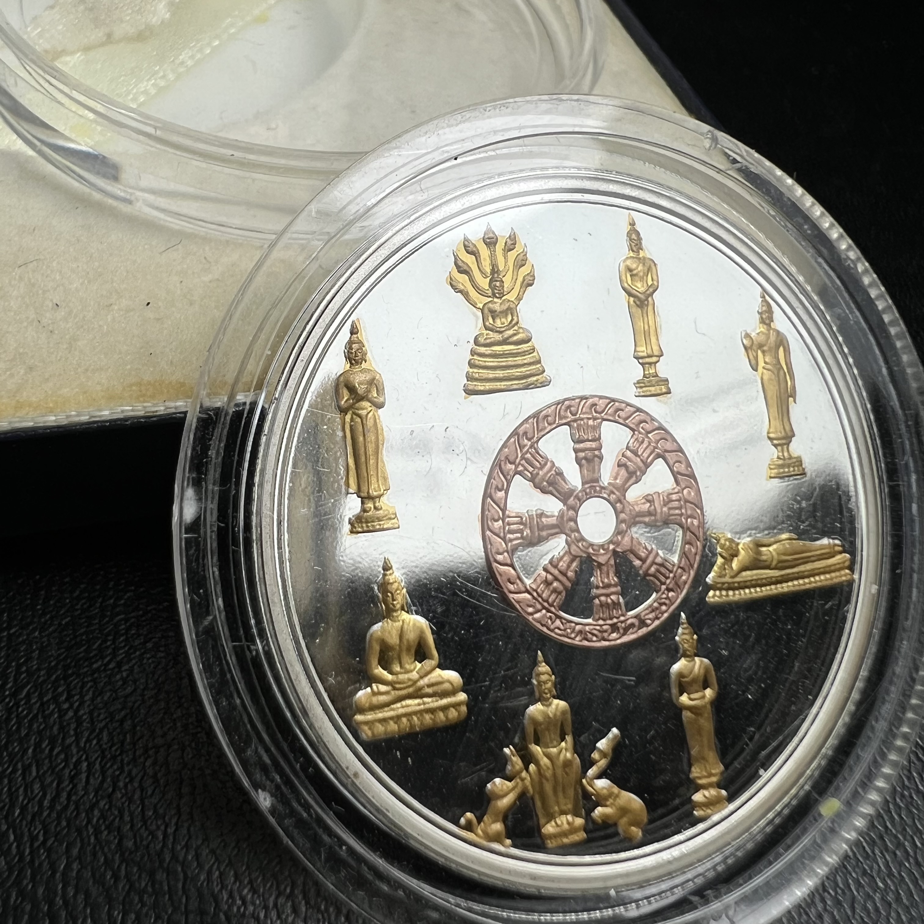 เหรียญพระแก้วมรกต พระพุทธชินราช พระพุทธโสธร รุ่นพุทธบารมี ปี 2540 เนื้อเงินขัดเงา 99.9% ชุบ 3 กษัตริย์ พร้อมกล่องบรรจุเดิม พิธีพุทธาภิเษก 2 พิธี มหามงคล (พระพุทธคู่บ้านคู่เมือง รูปแบบเหรียญสวยงดงามมาก พิธีใหญ่ เป็นที่นิยม)สร้างน้อยหายาก 1 ใน 500 เหรียญ