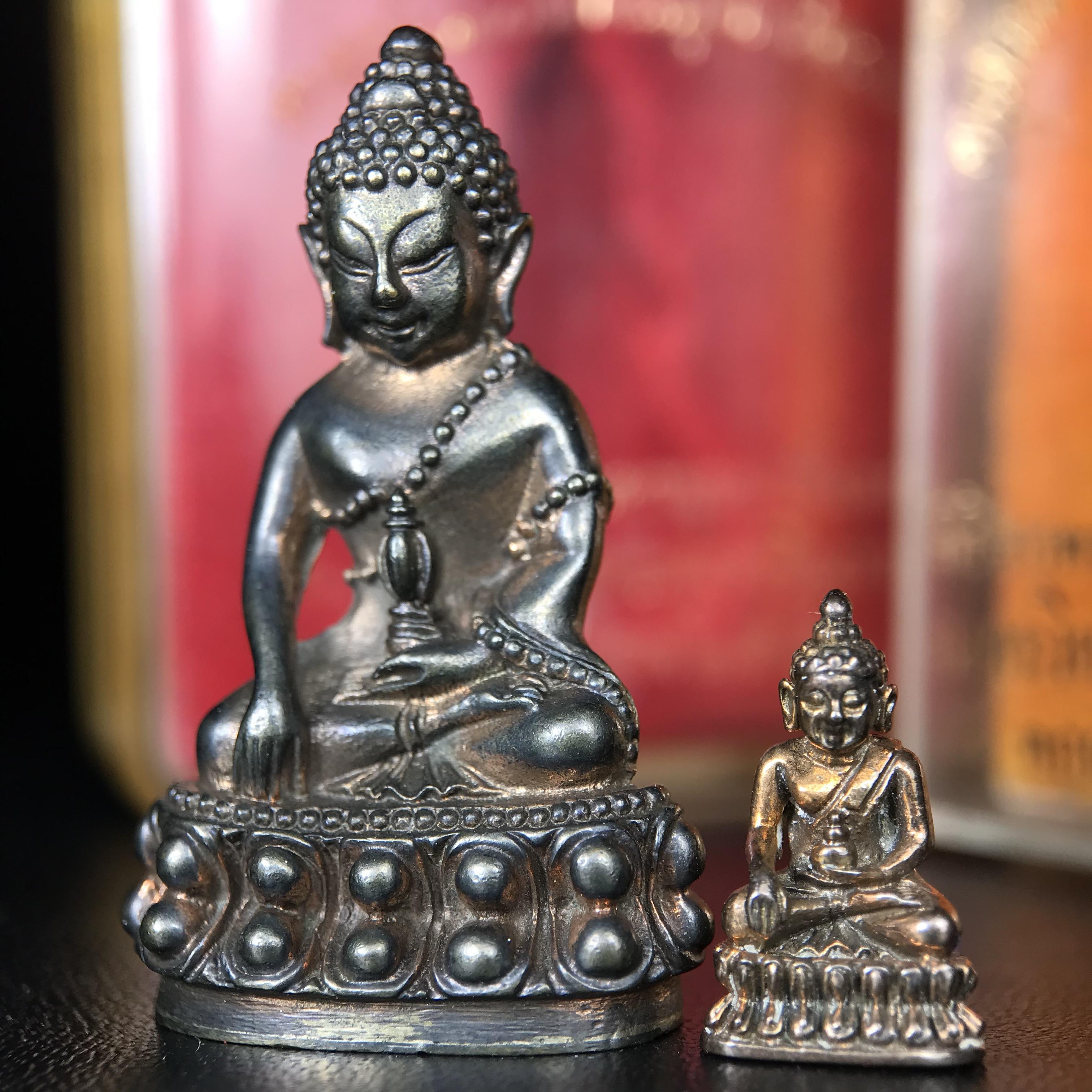 พระกริ่งนเรศวรพระองค์ดำ + พระชัยวัฒน์พระองค์ดำ อนุสรณ์ 100 ปี พิษณุโลกพิทยาคม (โรงเรียนชาย) พิธีจักรพรรดิมหาพุทธาภิเษก ปี 2542 เนื้อนวโลหะ(เต็มสูตรแก่ทองคำ) พิธีใหญ่มวลสารดีเกจิอาจารย์ยอดนิยมร่วมปลุกเสก*** ตอกโค้ดและหมายเลข*** 1 ใน 4999 องค์ ยอดนิยมหายาก