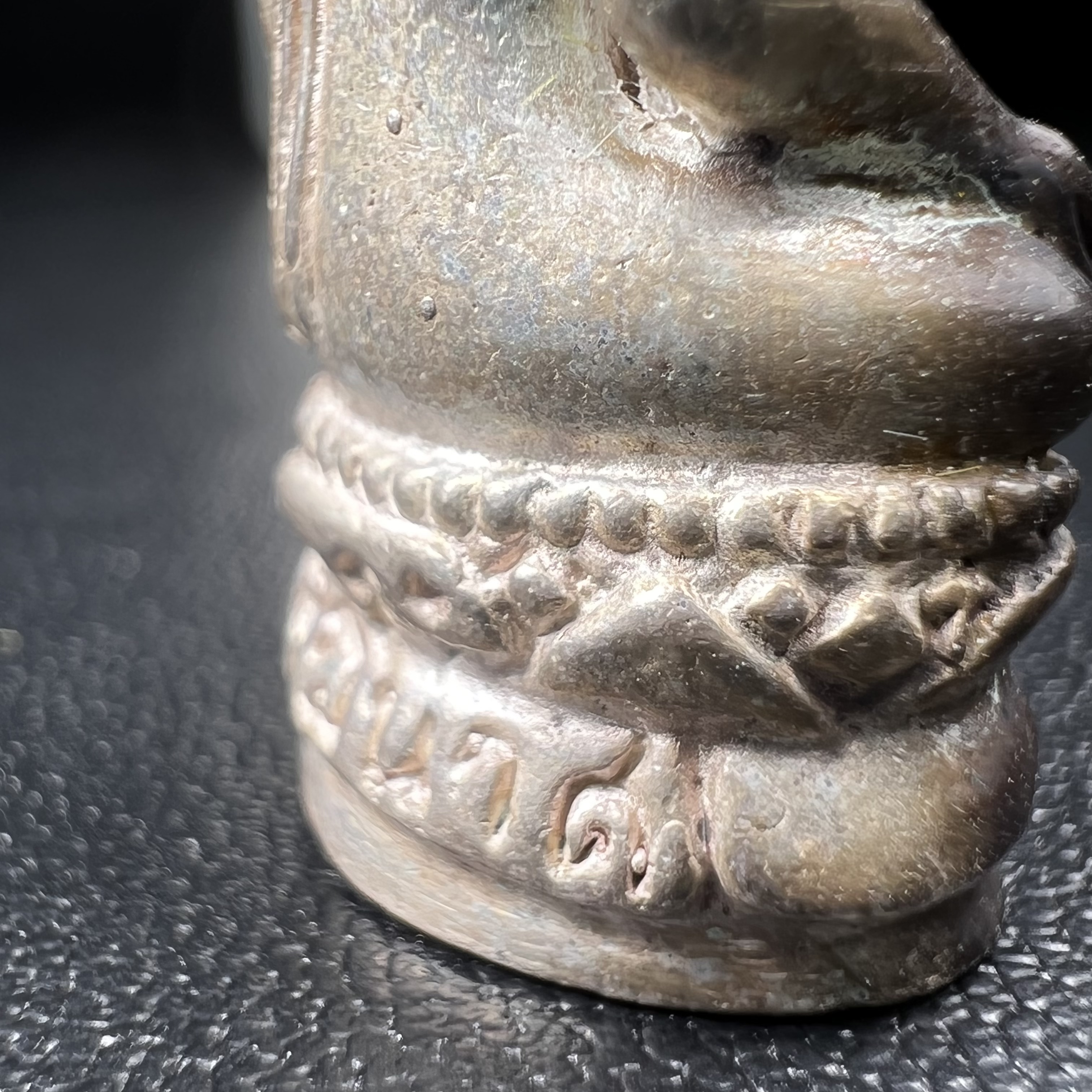 พระกริ่งไพรีพินาศ รุ่น ภปร. ราชวิทยาลัย ปี2535 เนื้อเงิน(สภาพผิวเดิมแบบนิยม เข้มขลังทรงอนุภาพ)(ตอกโค้ดพระนามย่อ ญสส ใต้เศวตรฉัตร และ พระปรมาภิไธยย่อ ภปร.)(1ใน2535องค์)