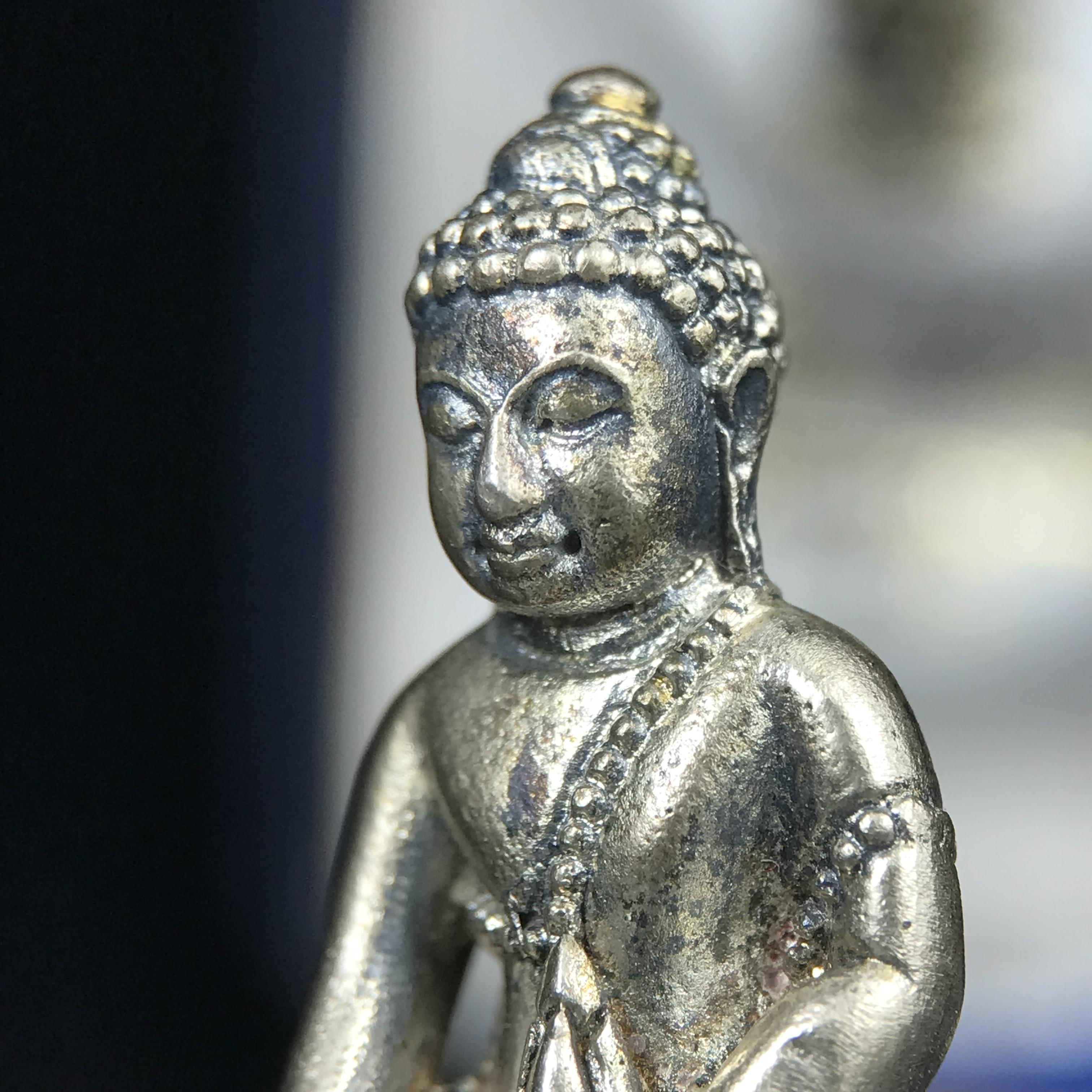 พระกริ่งนวปทุม ภปร. วัดปทุมวนาราม ปี 2535 เนื้อเงิน(ผิวเดิม ผิวน้ำทองทั่วองค์ สวย งดงาม) ขนาดสูง 3.7 ซม. พร้อมกล่องพิเศษบรรจุเดิมครบสมบูรณ์ (ในหลวงรัชกาลที่9เสด็จเททอง)(1ใน3000องค์)นิยมหายาก