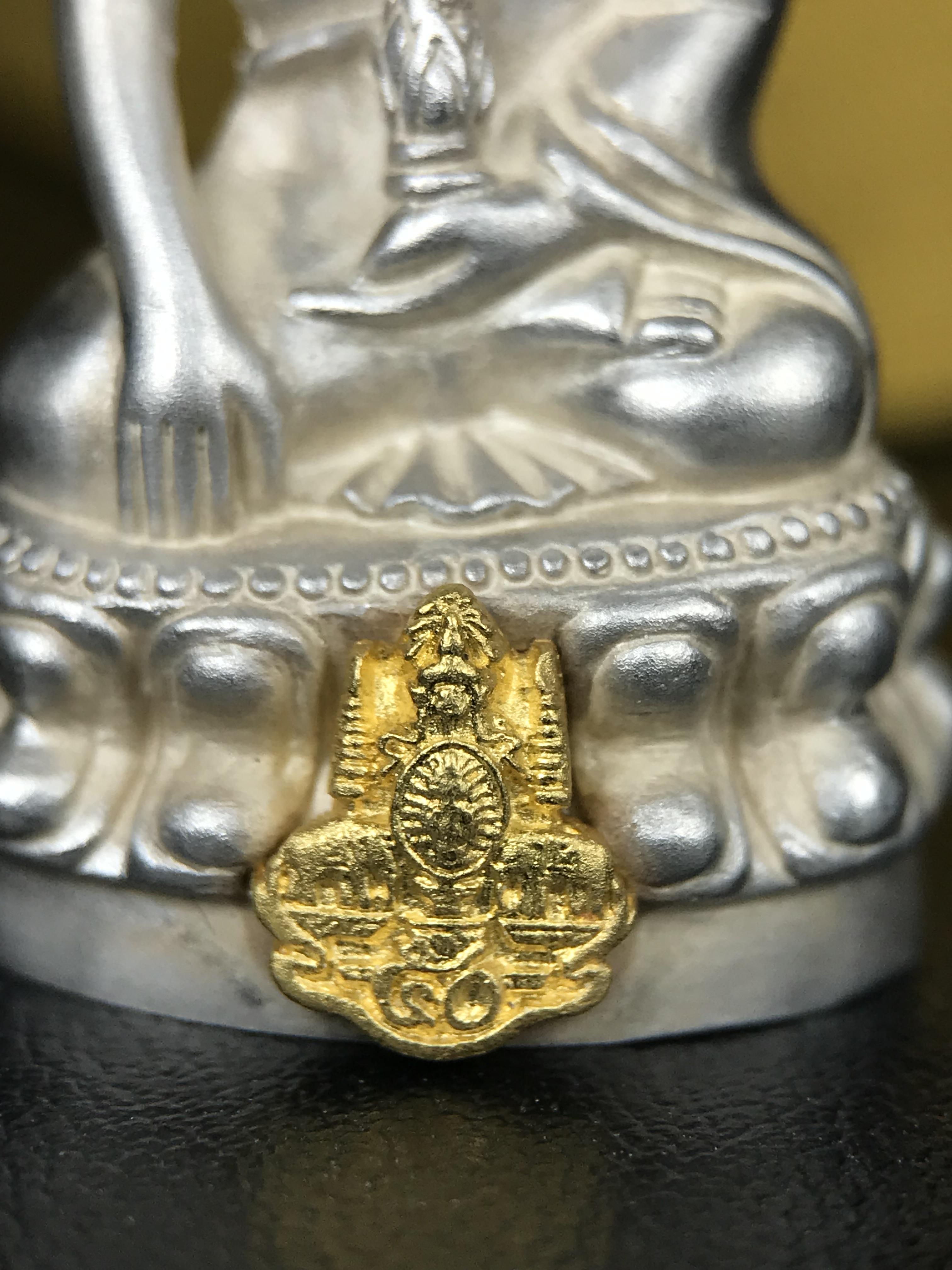 พระกริ่งสมเด็จญาณ วัดบวรนิเวศวิหาร เนื้อเงินบริสุทธิ์ 92.5% ตรากาญจนาภิเษกทองคำ(เนื้อทองคำแท้) พระราชทานแจกเมื่อ 3 ตุลาคม 2538 จัดสร้างในวโรกาส สมเด็จพระญาณสังวร สมเด็จพระสังฆราช ฉลองพระชนมายุครบ 82 พรรษา และฉลองครองราชสมบัติครบ 50 ปี รัชกาลที่ 9 (หายาก)