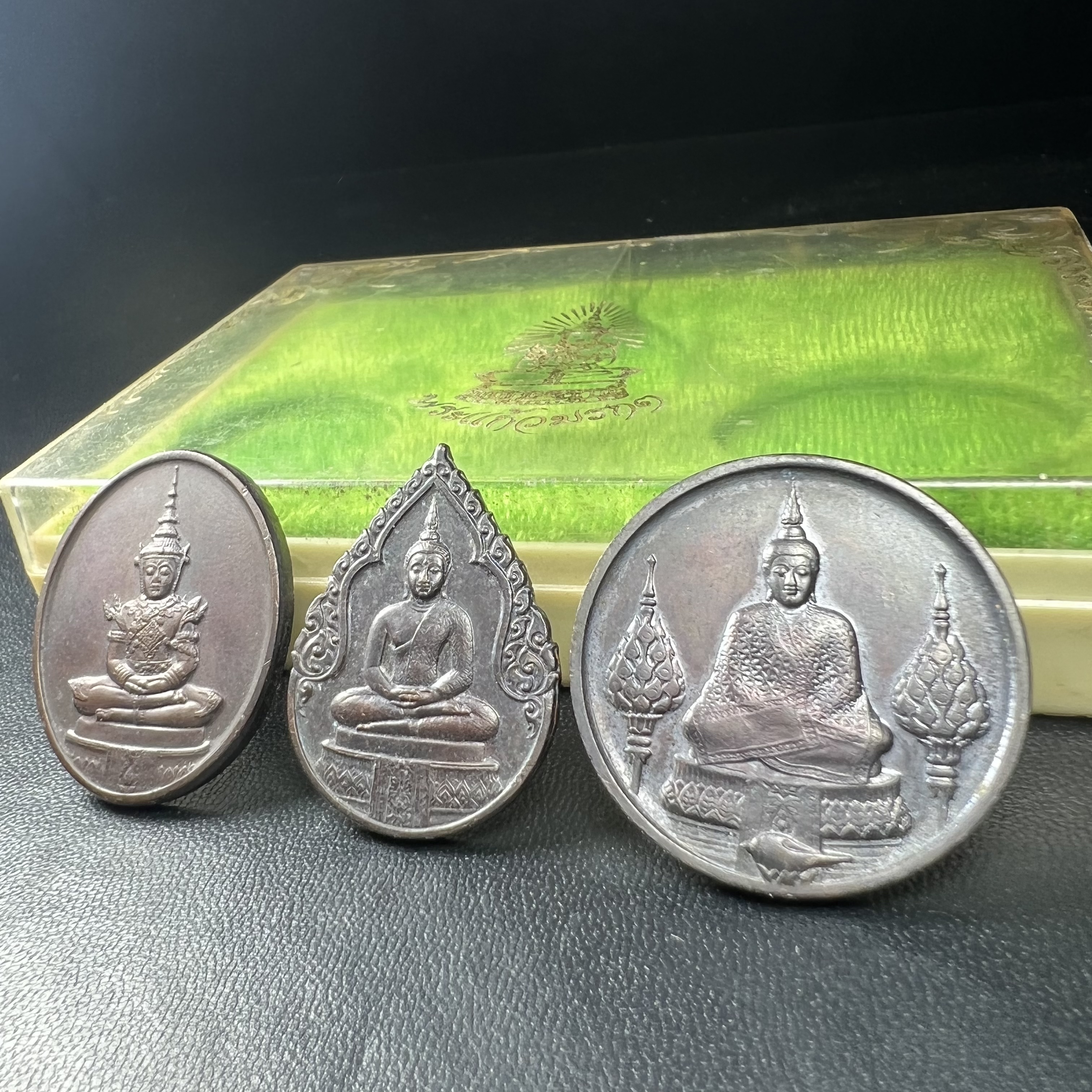 เหรียญพระแก้วมรกตหลัง ภปร. ฉลองกรุงรัตนโกสินทร์ครบ 200 ปี พ.ศ.2525 เนื้อทองแดงกล่องบรรจุเดิมครบ3พิมพ์(บล็อกพระราชศรัธา)(ในหลวงรัชกาลที่9 เสด็จในพิธี)