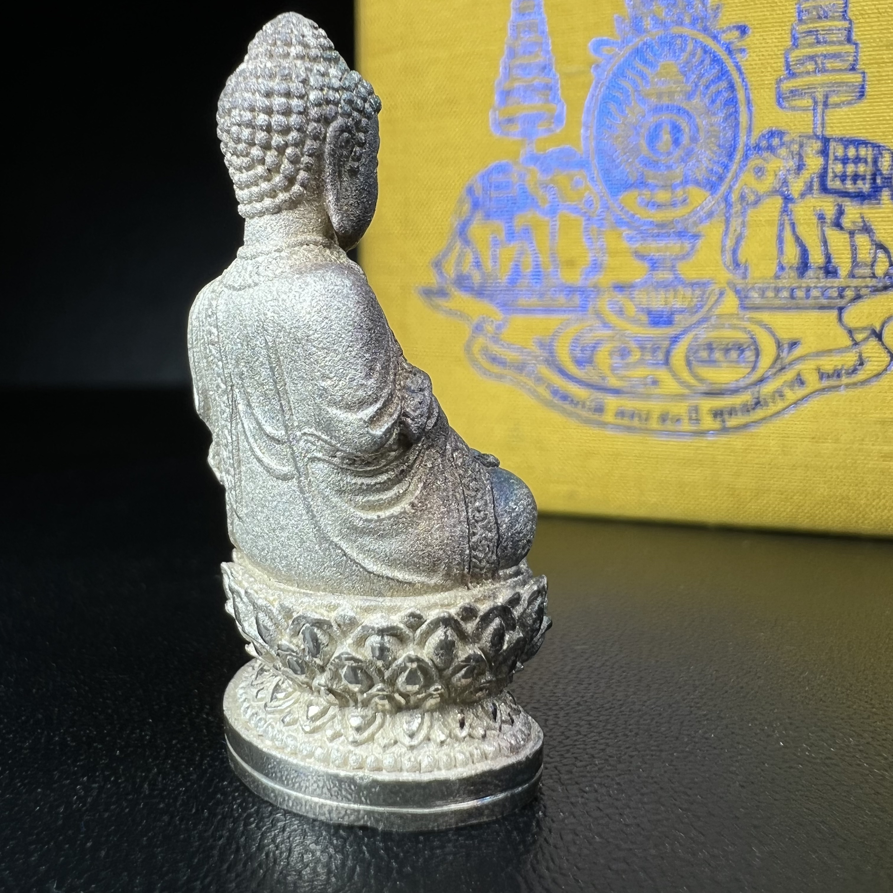 พระกริ่งจีน "ต้าเยิ่นถะ" รุ่น กาญจนาภิเษกครองราชย์ 50 ปี วัดบวรนิเวศวิหาร ปี2538 เนื้อเงิน(ผิวเดิมกลับดำขึ้นสีรุ้งเข้มขลังงดงามธรรมชาติสร้างสรรค์สภาพสวยเดิมพร้อมกล่องบรรจุเดิม ตอกโค๊ดหมายเลขกำกับ)(คัดสภาพสวยเดิมพิธีใหญ่พุทธศิลป์งดงาม)1ใน6001องค์