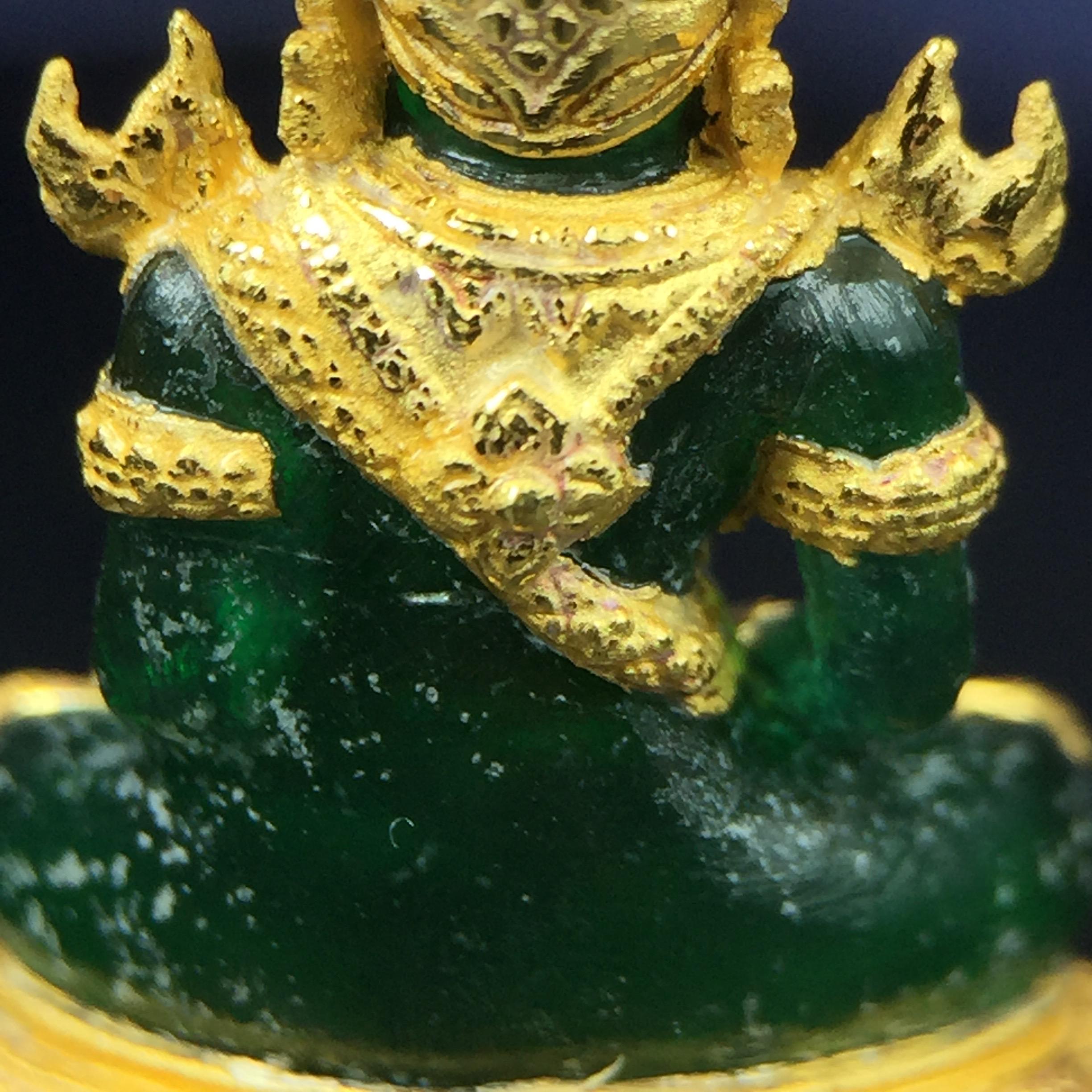 พระแก้วมรกต ภปร. จัดสร้างโดย รพ.ภูมิพลฯ ปี2547 ลอยองค์ขนาดหน้าตัก 1/2 นิ้ว เนื้อเรซิ่นหุ้มทองคำ99.99 งดงามทรงคุณค่าอีกหนึ่งรุ่นยอดนิยม หายาก