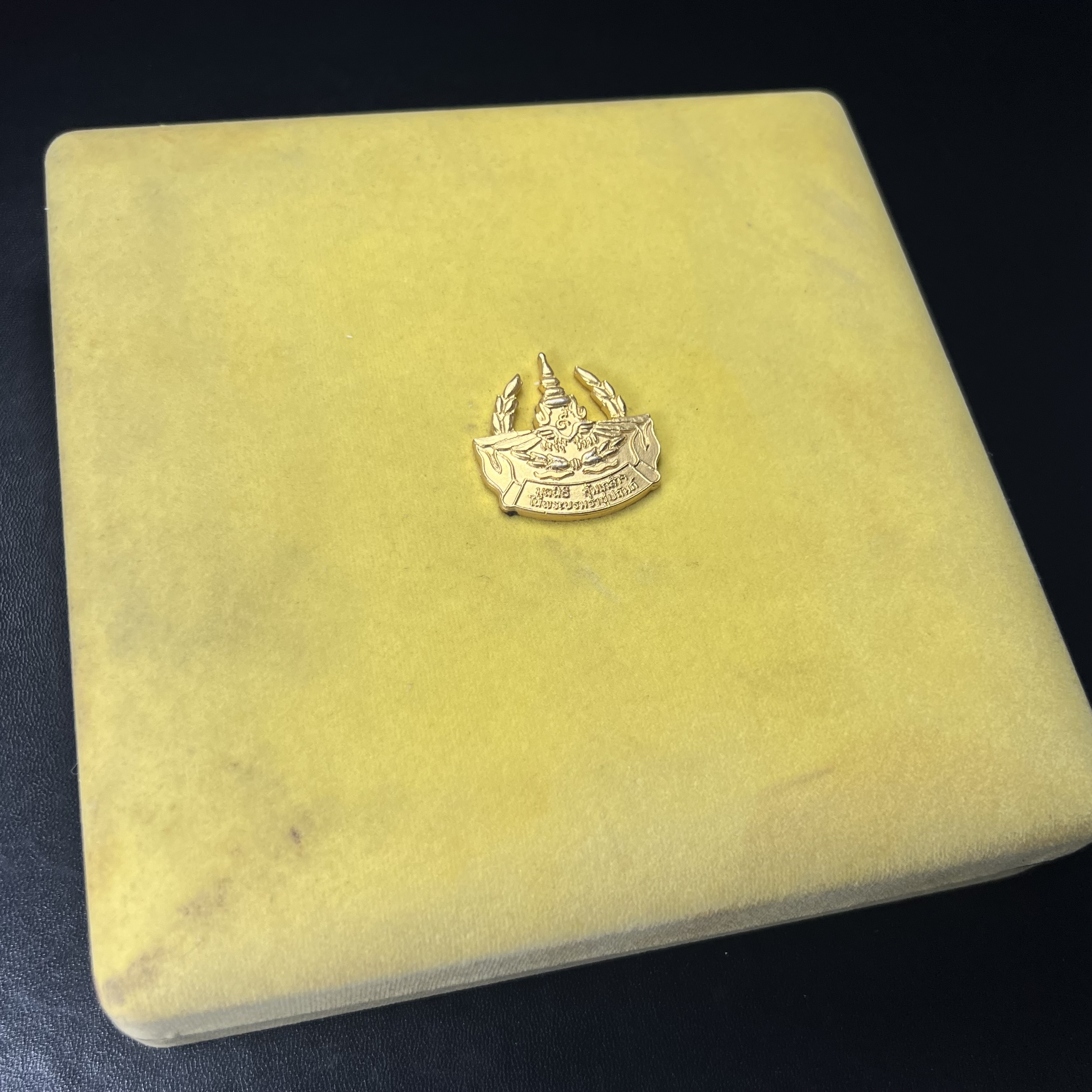 วัตถุมงคลคุ้มเกล้าฯ มหามงคลเฉลิมพระชนมพรรษา 6 รอบ รัชกาลที่ 9 ชุดพิเศษกรรมการ(สุดหายาก) (ในหลวงรัชกาลที่9 ทรงจุดไฟพระฤกษ์และเททอง พิธีใหญ่)ยอดนิยมหายาก