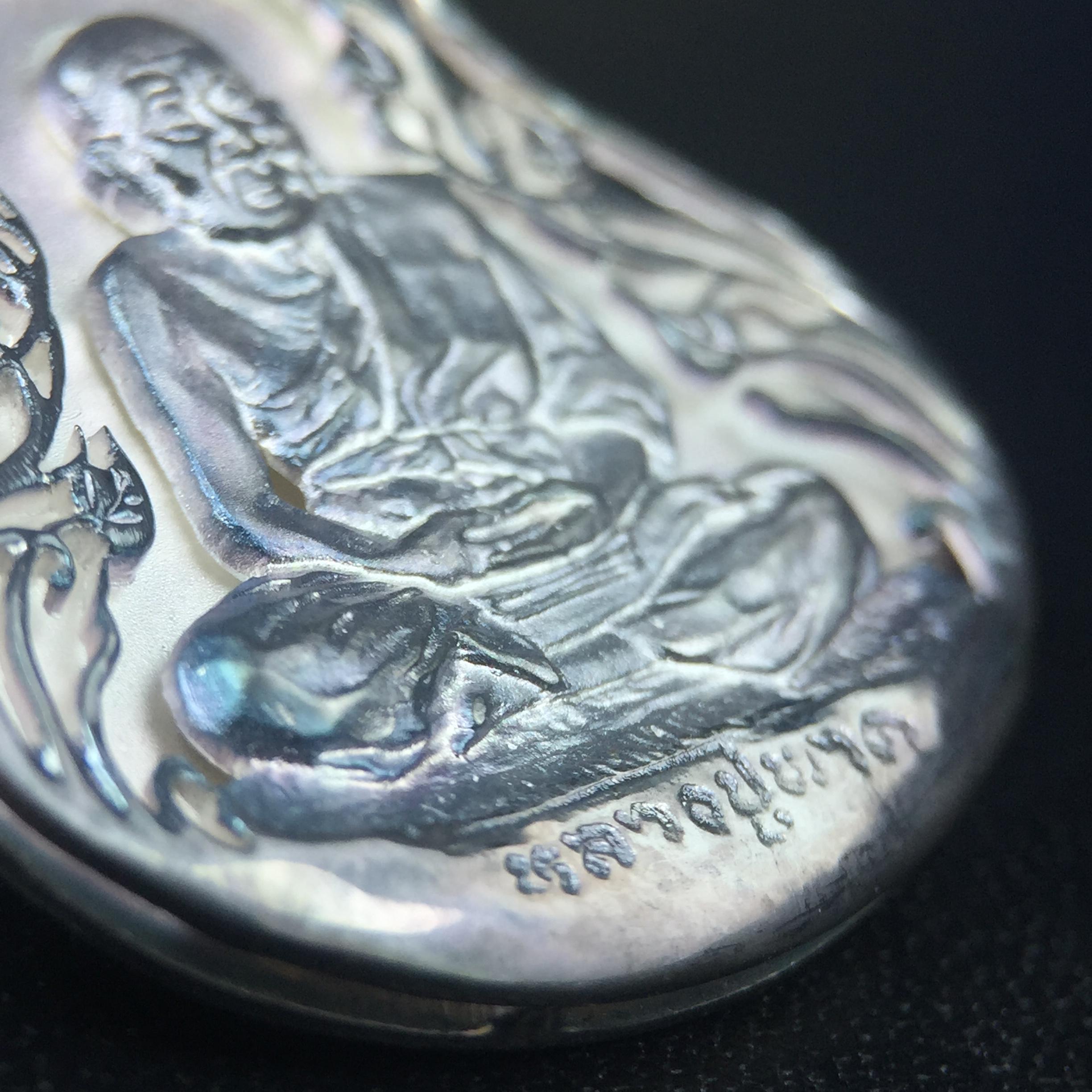 เหรียญหลวงปู่ทวด พระนามาภิไธย สก. แบบงานฉลุโบราณ(HAND MADE) ปี 2544 เนื้อเงิน(ผิวเดิมขึ้นสีรุ้งธรรมชาติสวยมาก) พิธีปลุกเสก ณ อุโบสถวัดช้างให้ และ พิธีมังคลาภิเษก ณ พระอุโบสถ วัดพระศรีรัตนศาสดาราม(วัดพระแก้ว) (1 ใน 2000 เหรียญ)พบเจอน้อยหายากมาก