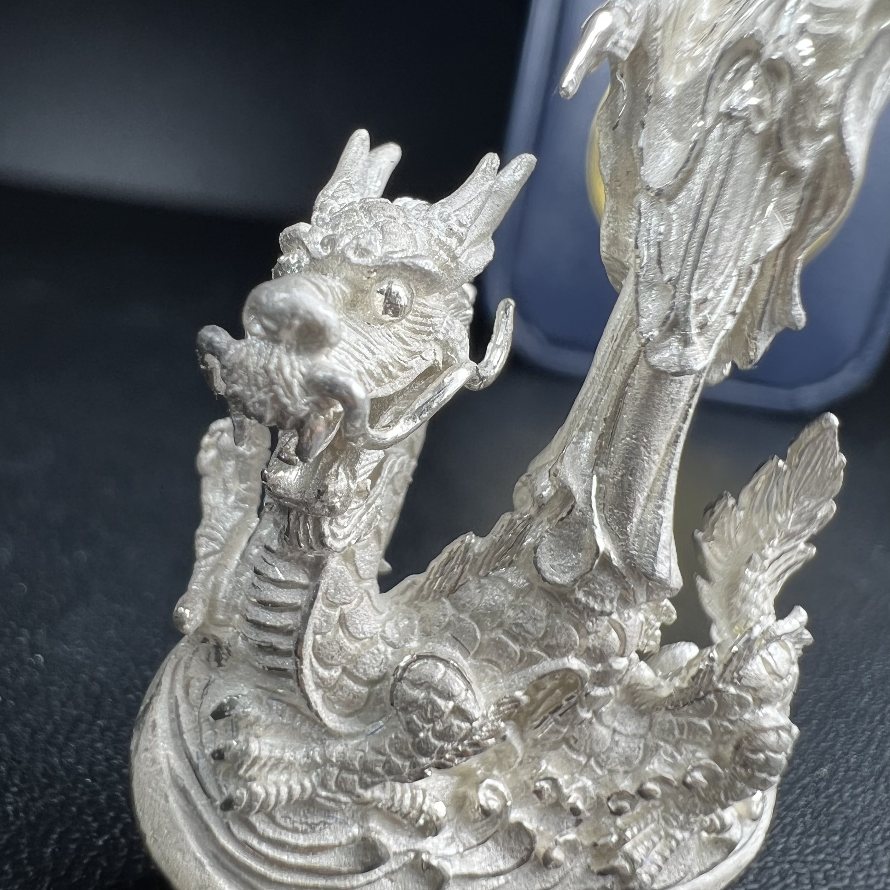 รูปหล่อลอยองค์พระโพธิสัตว์กวนอิม ทรงประทับมังกร จ.ระนอง เนื้อเงิน พิมพ์ใหญ่(สภาพผิว สวยงดงาม ทรงคุณค่า) เฉลิมฉลองในวโรกาสที่พระบาทสมเด็จพระเจ้าอยู่หัวทรงครองสิริราชสมบัติครบ 50 ปี จ.ระนอง พ.ศ.2539