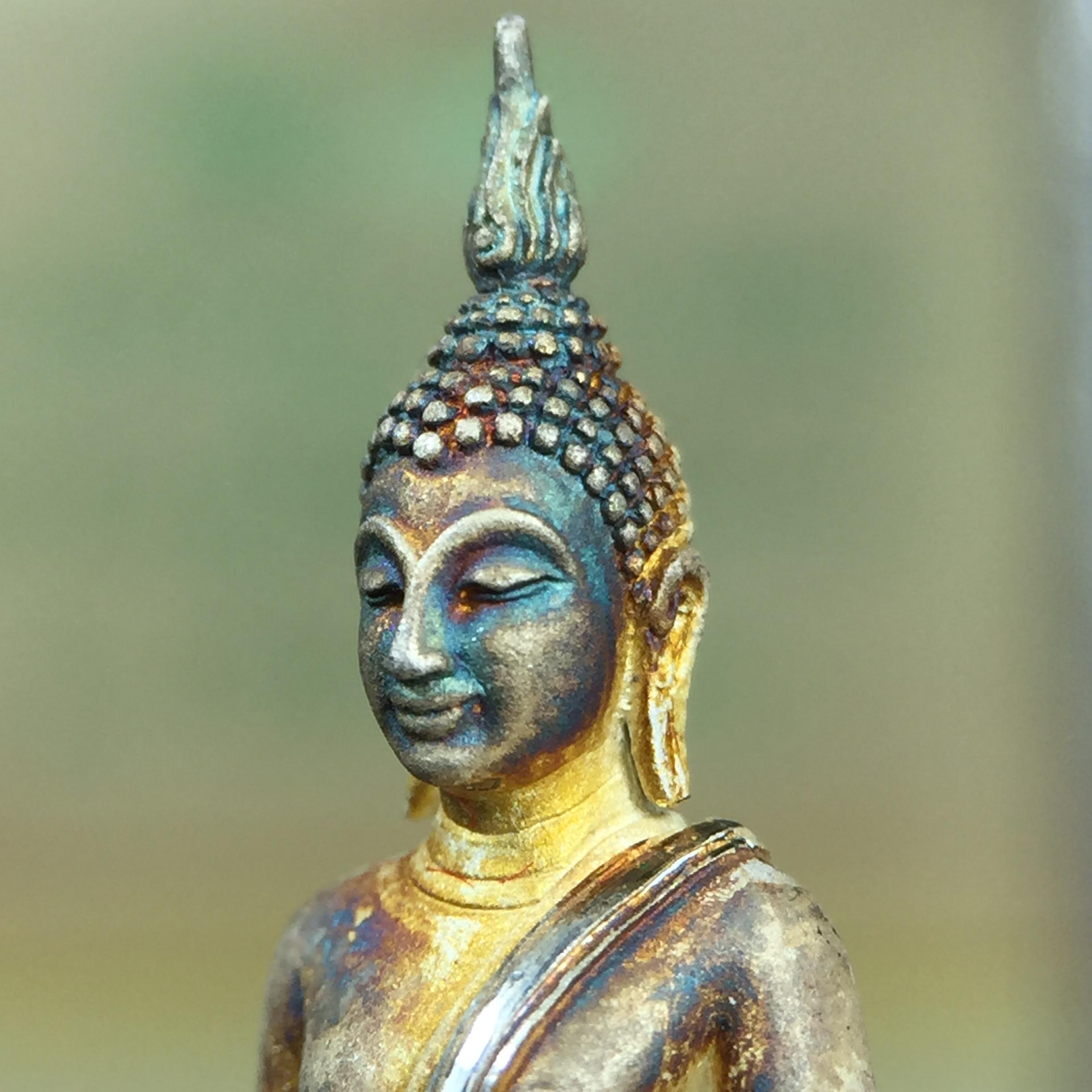 พระกริ่ง+พระชัยวัฒน์พระพุทธนวราชบพิตร ครองสิริราชสมบัติครบ 50 ปี พ.ศ.2540 เนื้อเงินผิวเดิมๆขึ้นสีรุ้งธรรมชาติแบบนิยม(หายาก)(สีสันที่ธรรมชาติสรรค์สร้าง)พร้อมกล่องบรรจุเดิมครบ(1ชุด 2 องค์)1 ใน 9500 ชุด