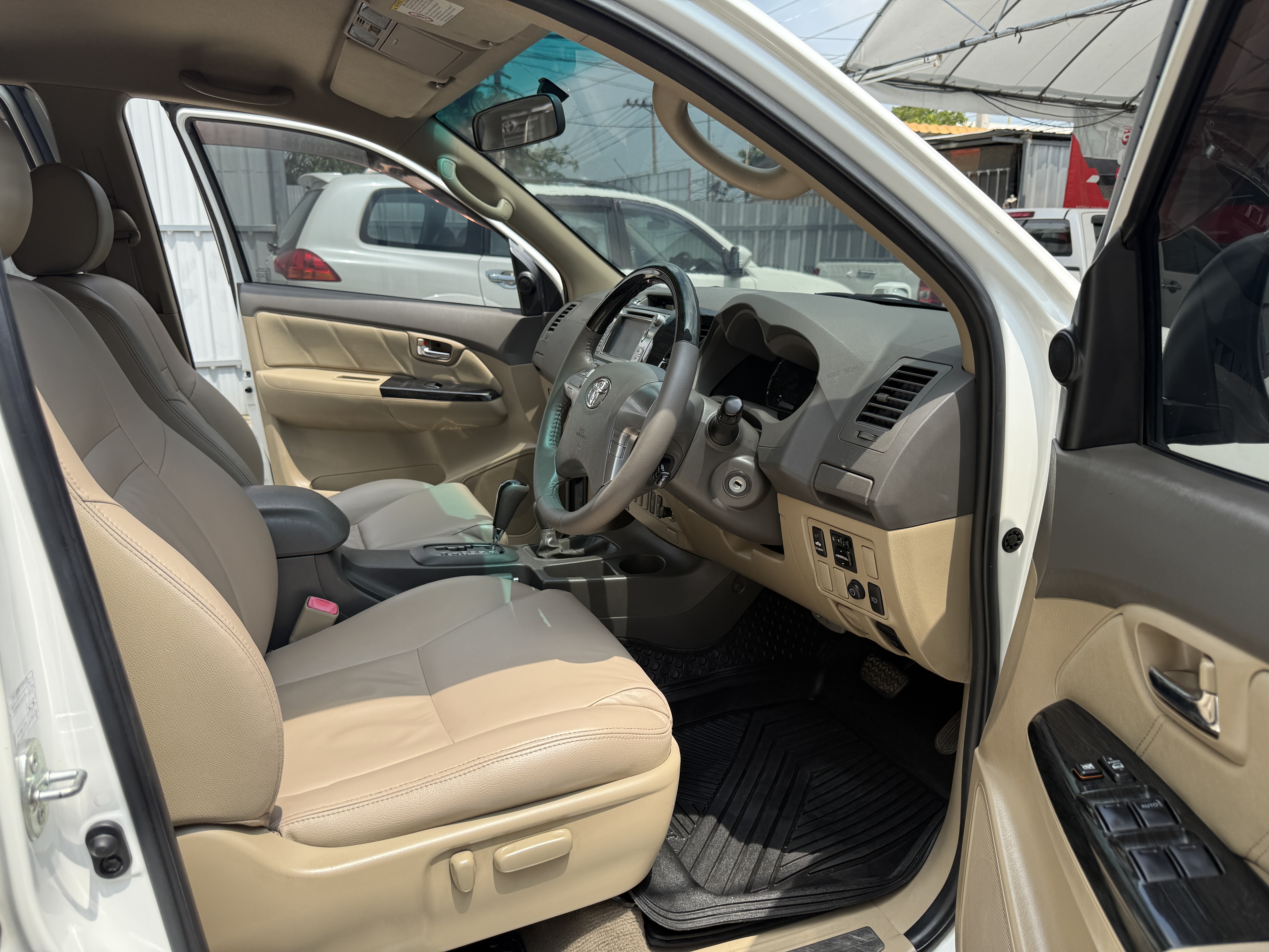 Toyota Fortuner Champ 3.0 V Navi 4WD At 2013 ขาวมุก