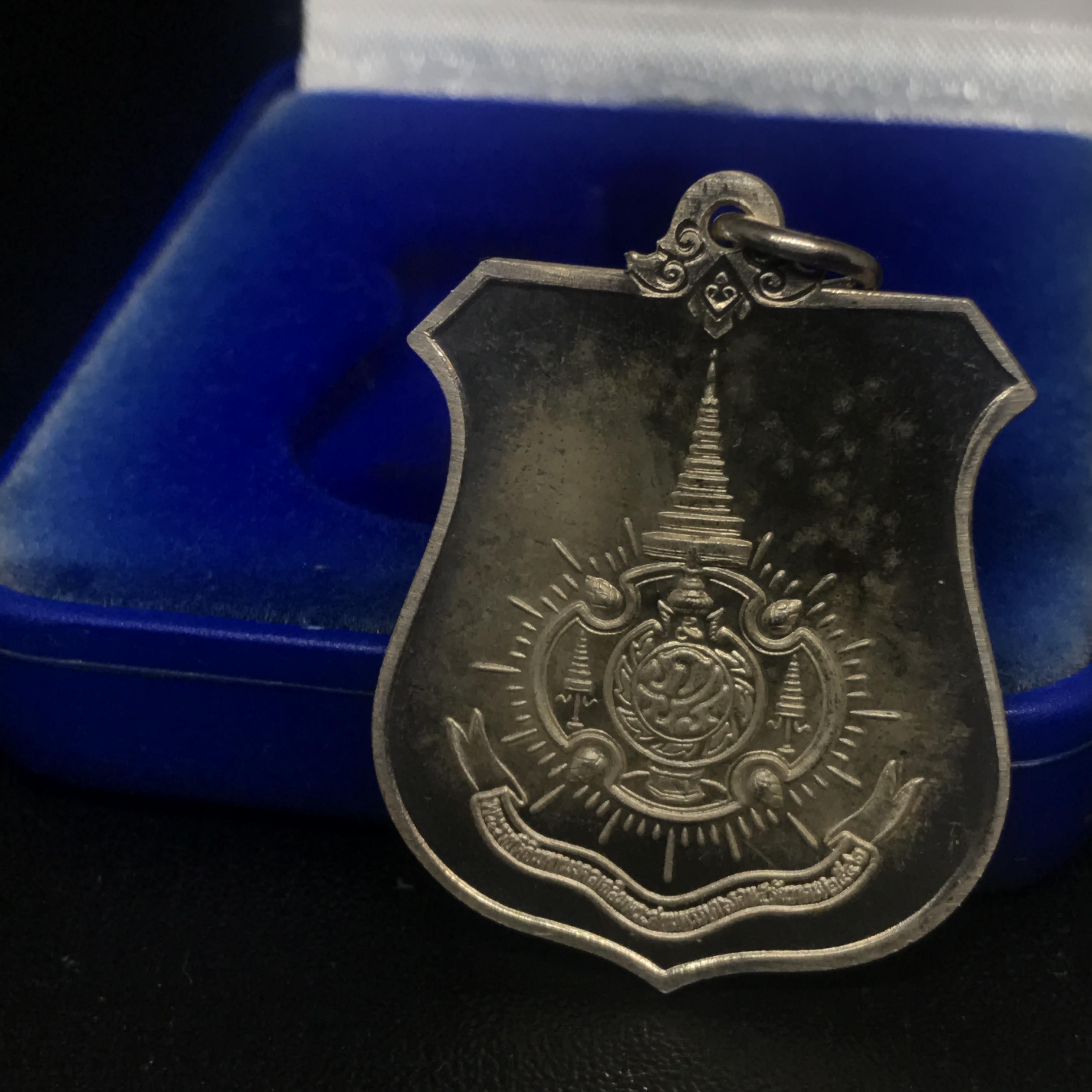 เหรียญมิ่งมหามงคล เฉลิมพระชนมพรรษา 6 รอบในหลวง ปี 2542 เนื้อเงินขัดเงาพร้อมกล่อง