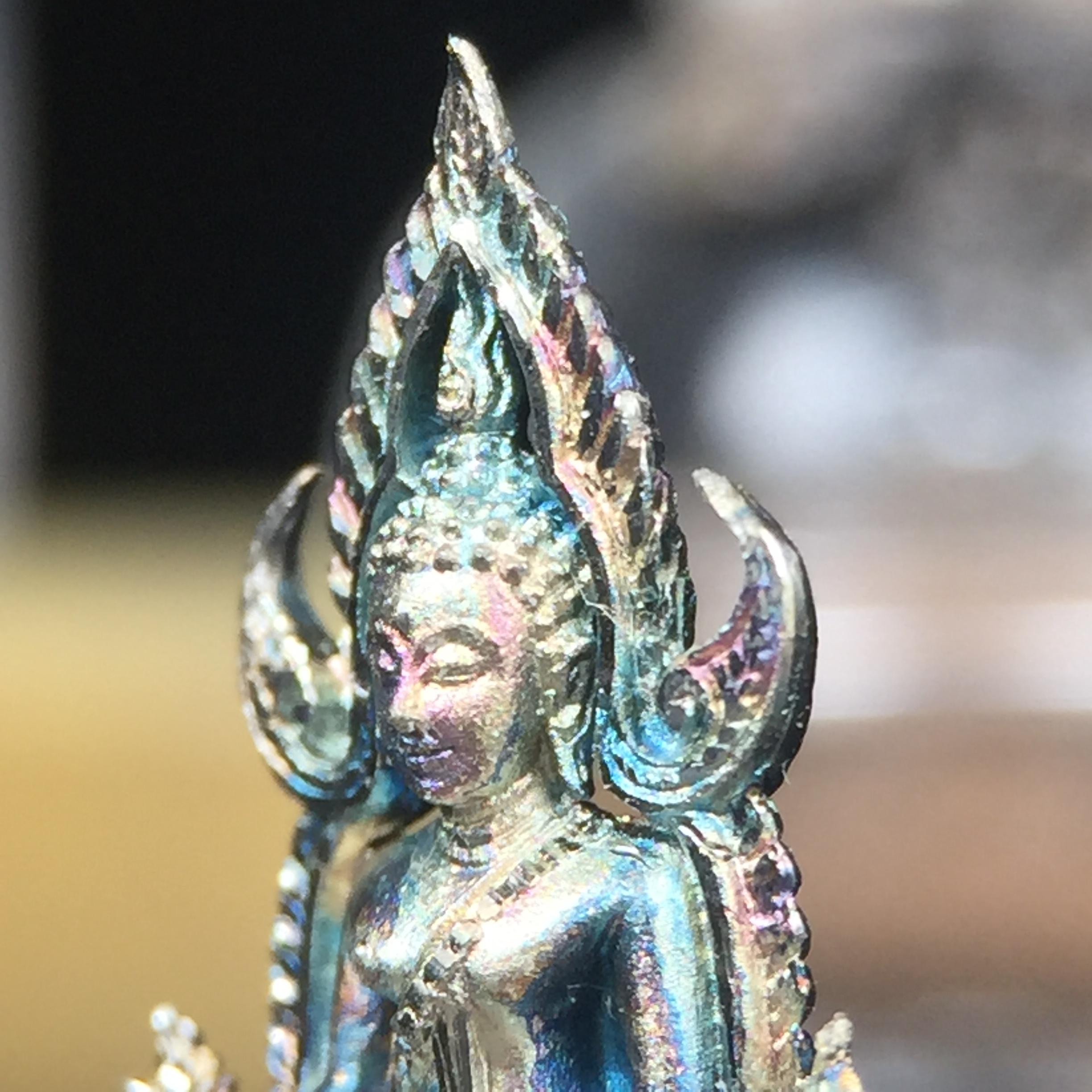 พระพุทธชินราช(จำลอง) ภปร. 84 พรรษา เนื้อเงินชุบทองคำขาว พิมพ์เล็กขนาดหน้าตัก 1/4 นิ้ว (สภาพผิวเดิมสวย ขึ้นสีรุ้งธรรมชาติ แบบนิยม)(พระราชทานมวลสาร จิตรลดาและเส้นพระเจ้า(เส้นผม))พุทธศิลป์ทรงคุณค่าอีกหนึ่งรุ่นยอดนิยม