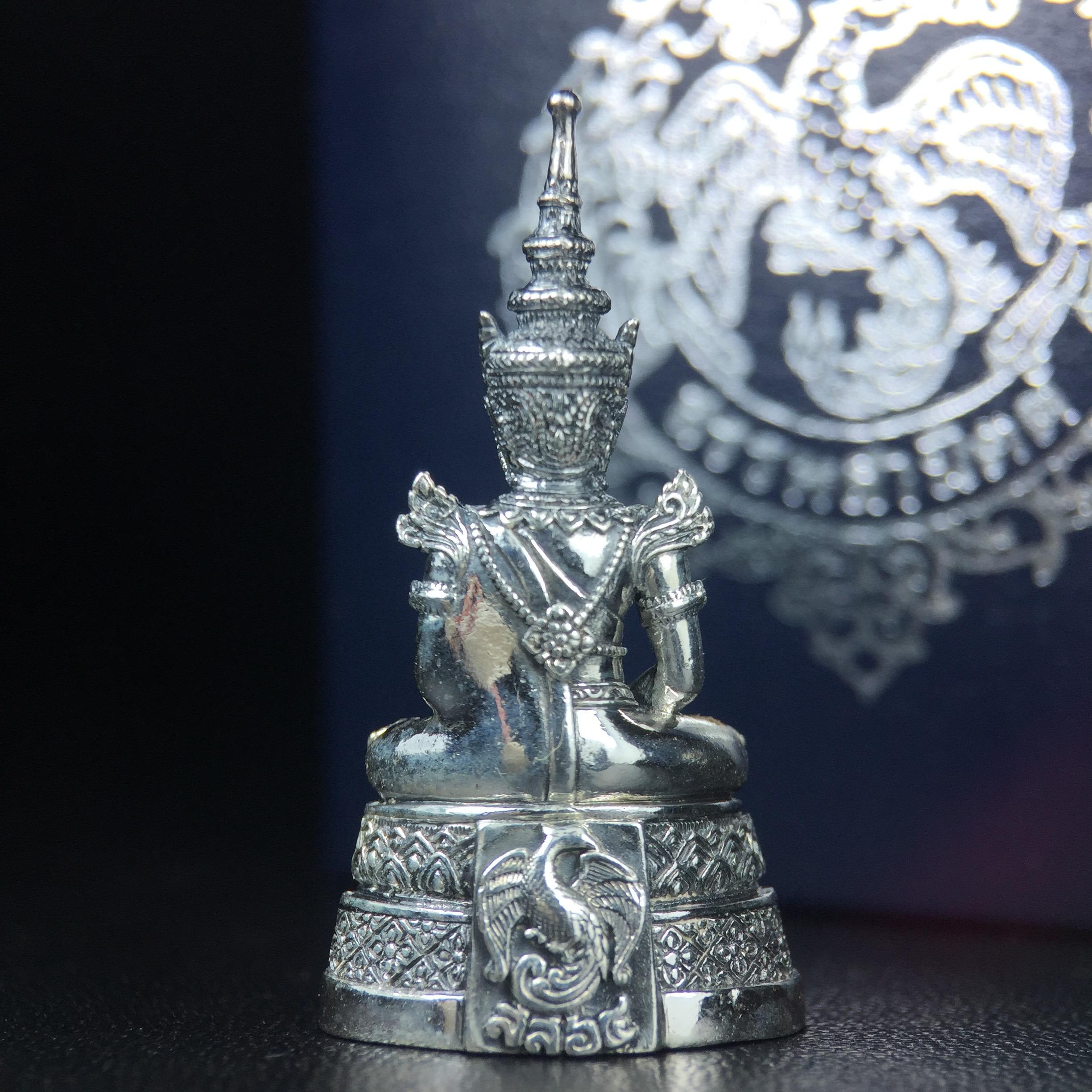 พระแก้วมรกต กรมสรรพสามิตจัดสร้างขึ้นเนื่องในโอกาสครบรอบ 64 ปีของกรมสรรพสามิต และเนื่องในวโรกาสที่พระบาทสมเด็จพระเจ้าอยู่หัวทรงครองราชย์ครบ 50 ปีในปีกาญจนาภิเษก เมื่อ พ.ศ.2539 เนื้อเงินรมดำขัดเงาพร้อมกล่องบรรจุเดิม