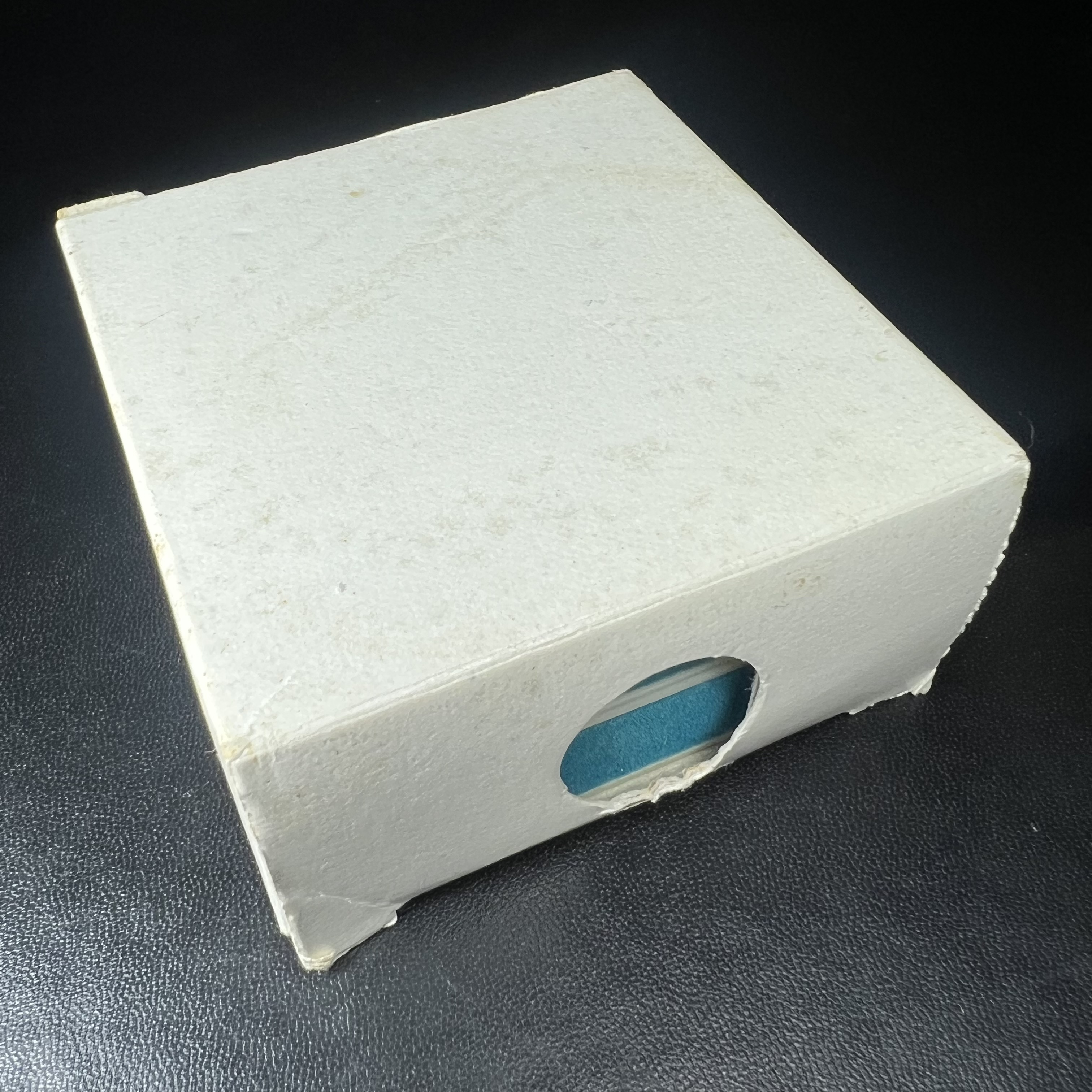 เหรียญหลวงพ่อโสธร รุ่นดวงชะตาคู่ชีวิต พิธีมหาจักรพรรดิตราธิราชครั้งยิ่งใหญ่ พิธีสวดนพเคราะห์เพื่อความเป็นสิริมงคล ปี 2547 ณ พระอุโบสถวัดโสธรวรารามวรวิหาร จ.ฉะเชิงเทรา เนื้อเงินลงยาราชาวดี ขนาด 3.2 ซม.พร้อมกล่องบรรจุเดิมสภาพสวยครบสมบูรณ์