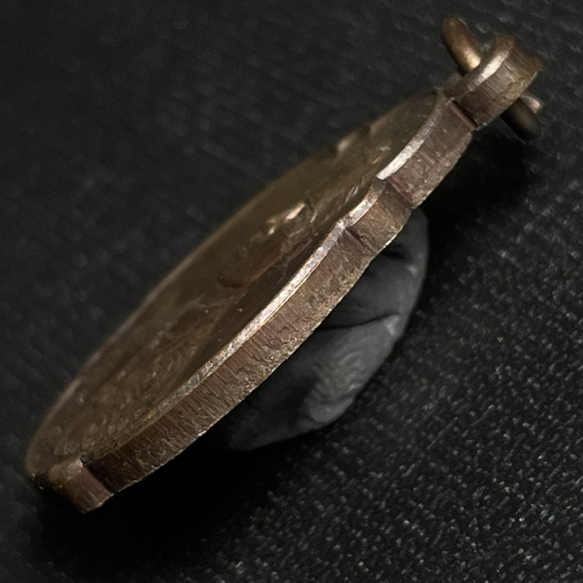 เหรียญ ร.9 ทรงเฉลิมพระชนมพรรษาครบ 4 รอบ ปี2518 (เนื้อทองแดงบล็อกวงเดือนล่างหายากนิยมที่สุดในรุ่น)(พิธีใหญ่)(รุ่นยอดนิยม เหรียญหลักที่ต้องมี เกจิดังในยุคร่วมปลุกเสก)