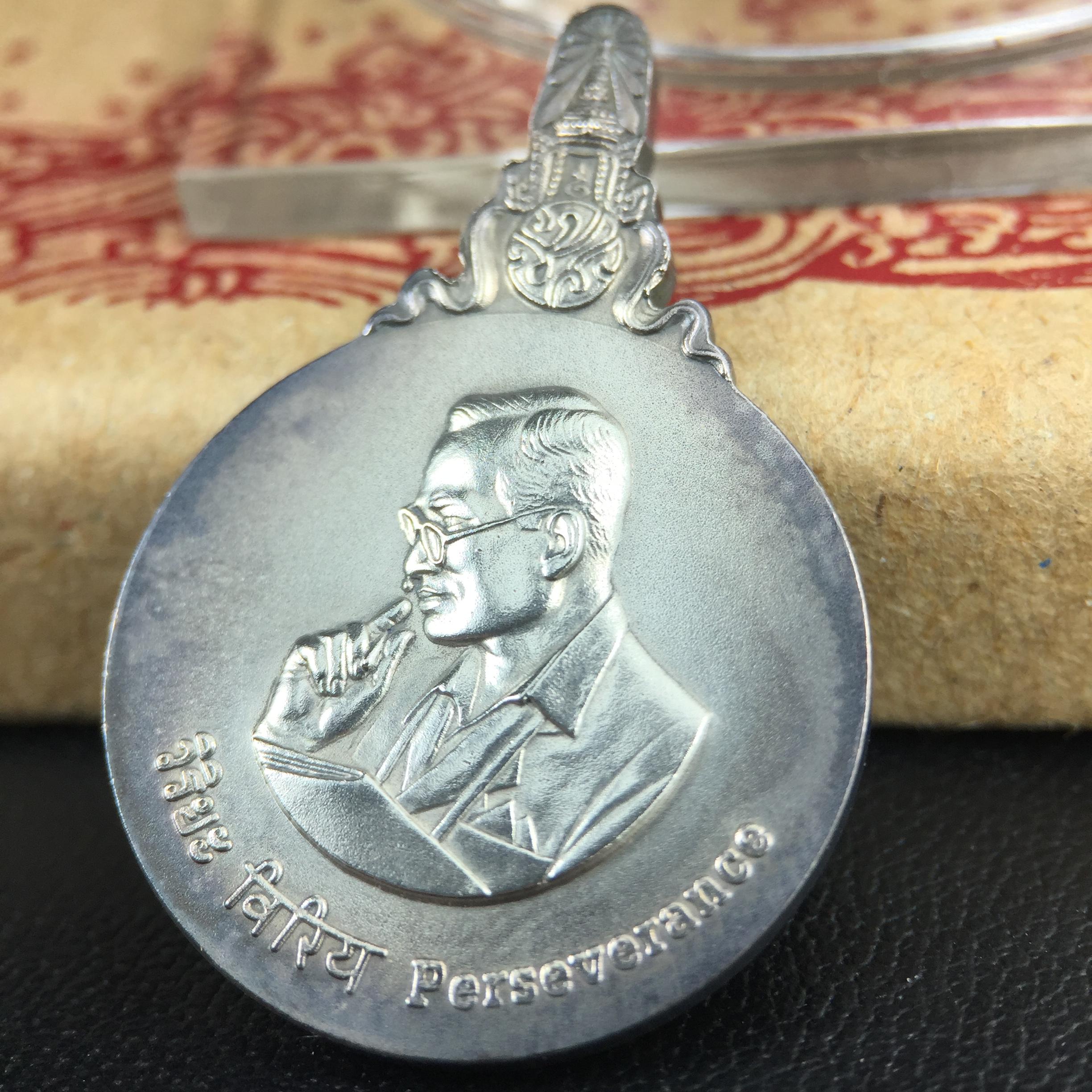 เหรียญพระมหาชนก ปี2542 พิมพ์เล็ก เนื้อเงินผิวเดิมสีรุ้งธรรมชาติแบบนิยม พร้อมหนังสือสภาพสวยครบชุด(เหรียญแห่งความเพียร)