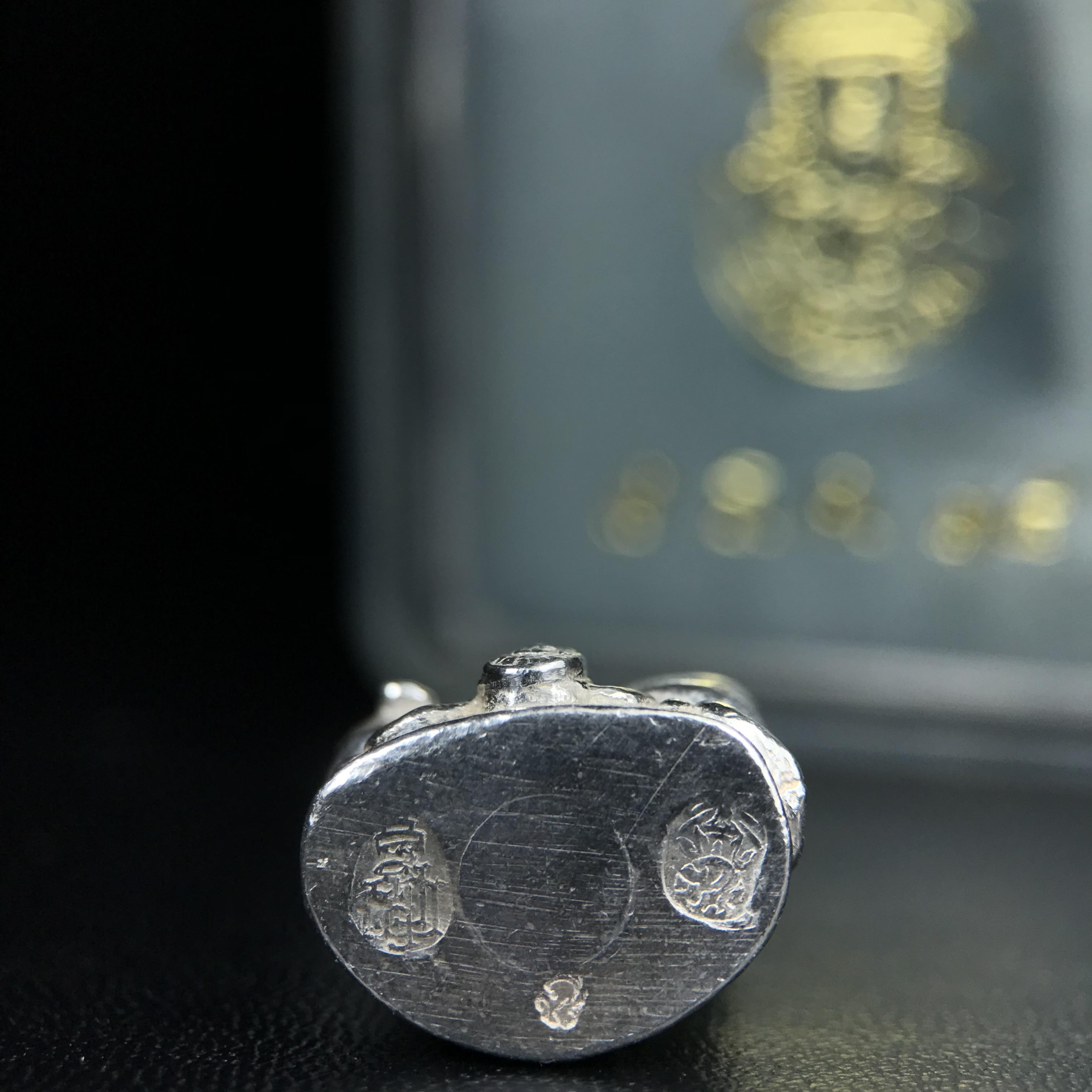 พระกริ่งไพรีพินาศ รุ่น ภปร. ราชวิทยาลัย ปี 2535 เนื้อเงิน(สภาพผิวขาวสวยใส)(ตอกโค้ดพระนามย่อ ญสส ใต้เศวตรฉัตร และ พระปรมาภิไธยย่อ ภปร.) ปลุกเสกโดยหลวงพ่อเปิ่น วัดบางพระและสมเด็จพระญาณสังวร สมเด็จพระสังฆราช วัดบวรนิเวศวิหาร(1 ใน 2535 องค์)