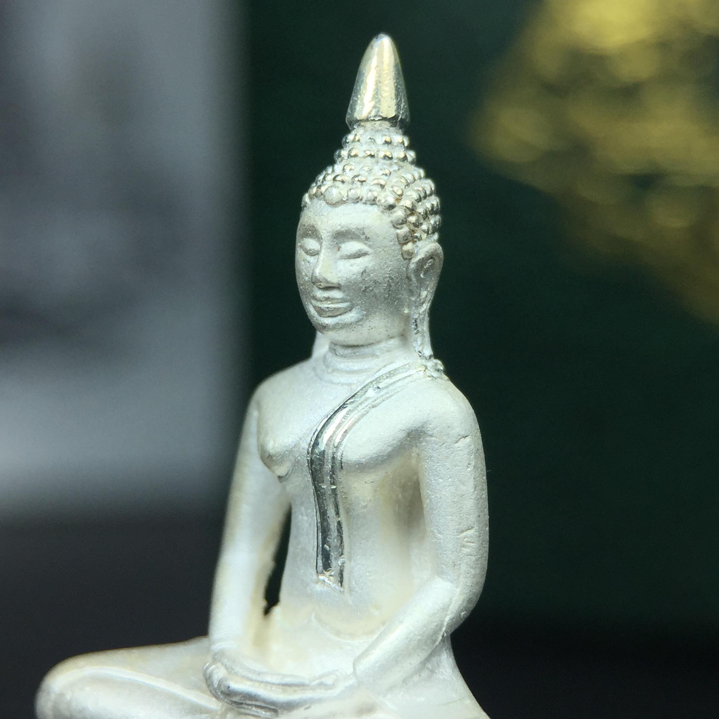 พระพุทธโสธร ภปร. รุ่นย้อนยุค สร้างพระอุโบสถ สมาคมชาวฉะเชิงเทรา จัดสร้าง ปี 2539 วโรกาสครองสิริราชสมบัติครบ 50 ปี เนื้อเงินทรายนวลขัดเงาบางส่วน พร้อมกล่องบรรจุและใบรับรองเดิม