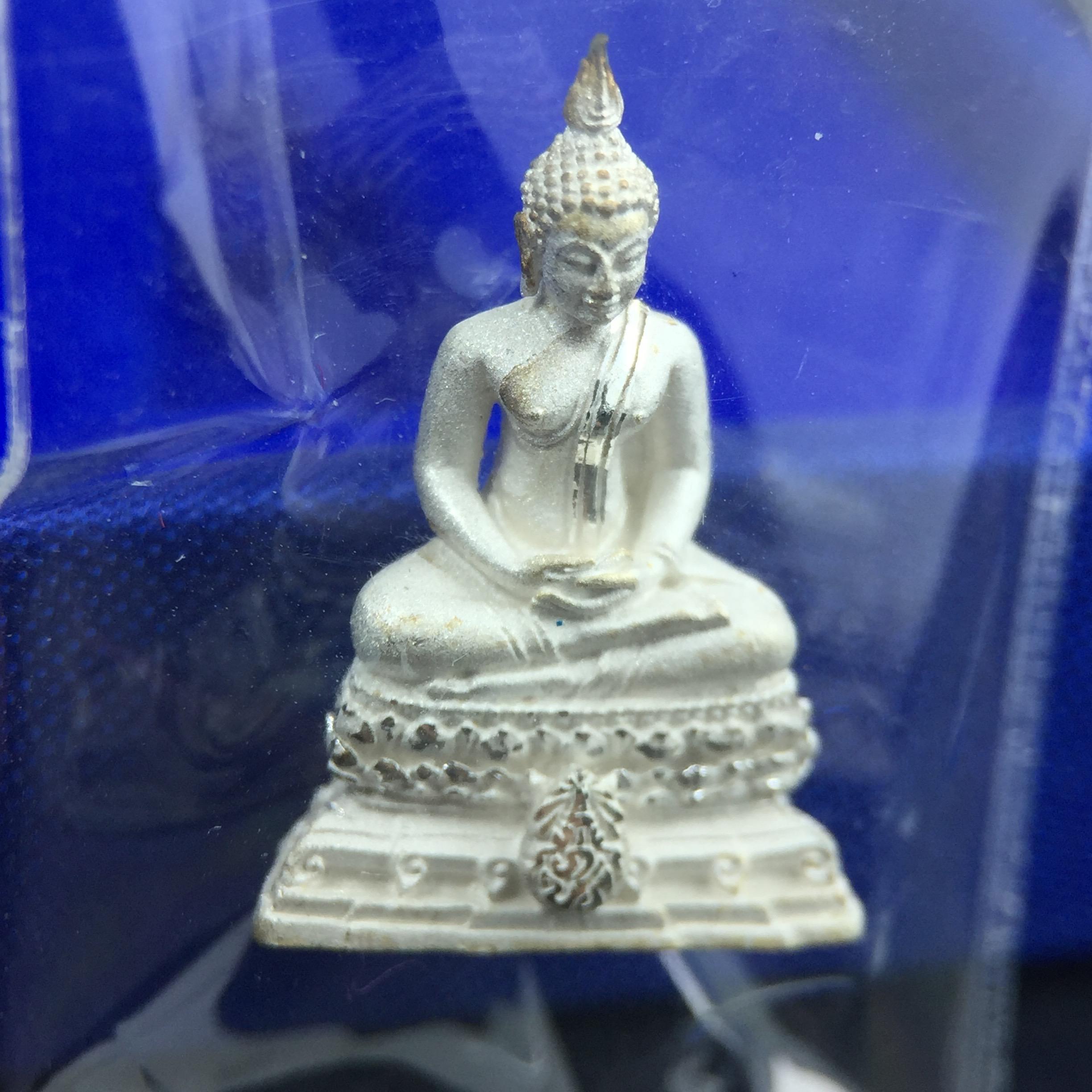 พระชัยวัฒน์พุทธสิหิงค์ ภปร. รุ่นสร้างหอพระธรรมศาสตร์ ปี2542 เนื้อเงิน(ผิวเดิม ซีนซองเดิม กล่องครบสวยสมบูรณ์) มหาพิธี 3วาระอันยิ่งใหญ่(ตอกโค๊ตและหมายเลข)1ใน 10000 องค์