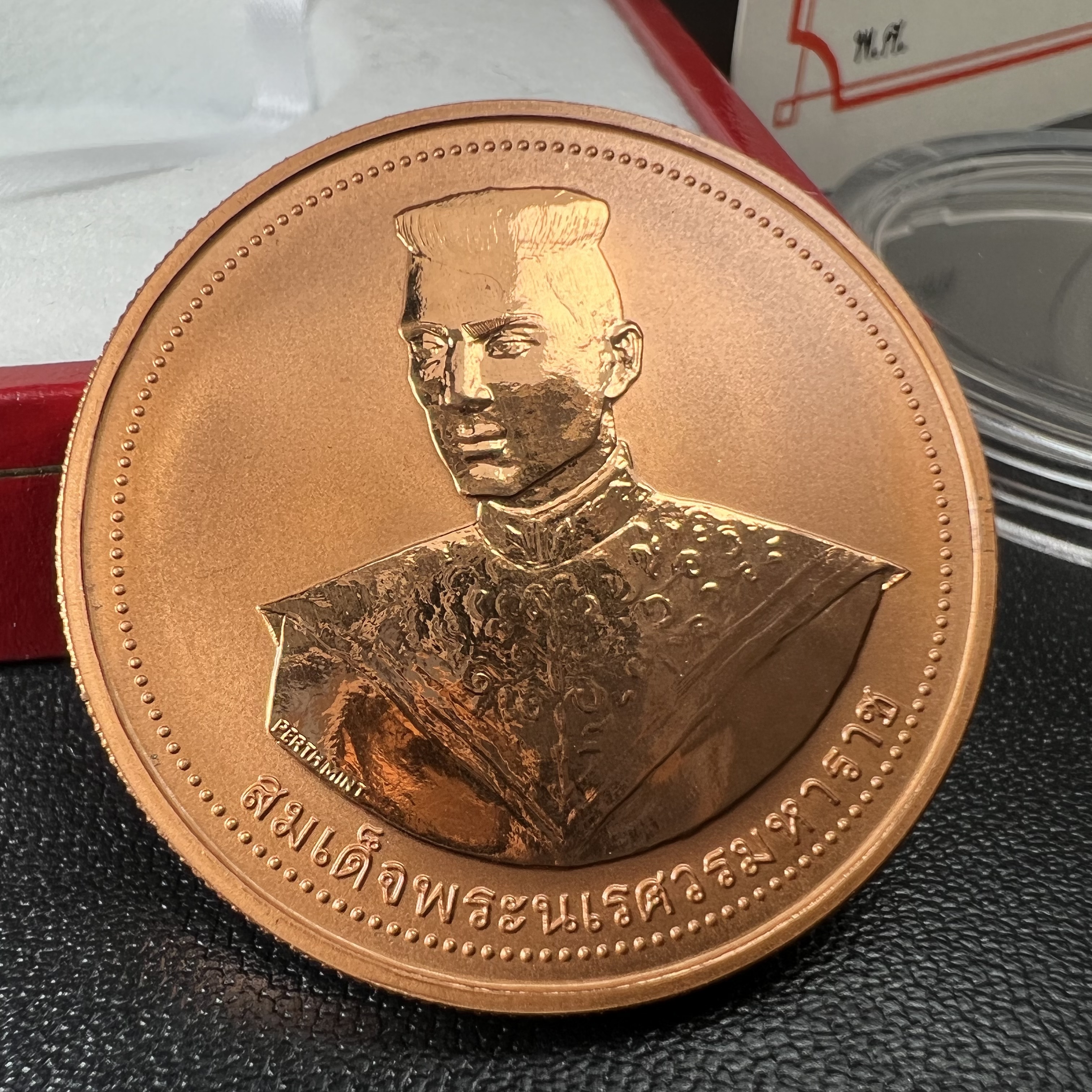 เหรียญสมเด็จพระนเรศวรมหาราช-พระพุทธชินราช รุ่นกองทุนสร้างอาคารเรียนวิทยาลัยสงฆ์ วัดพระศรีรัตนมหาธาตุ ปี 2536 เนื้อทองแดงขัดเงา บล็อกนอก เพิร์ธ ประเทศออสเตรเลีย(PERTH MINT)กล่องบรรจุเดิมใบรับรองพร้อมสวยงาม