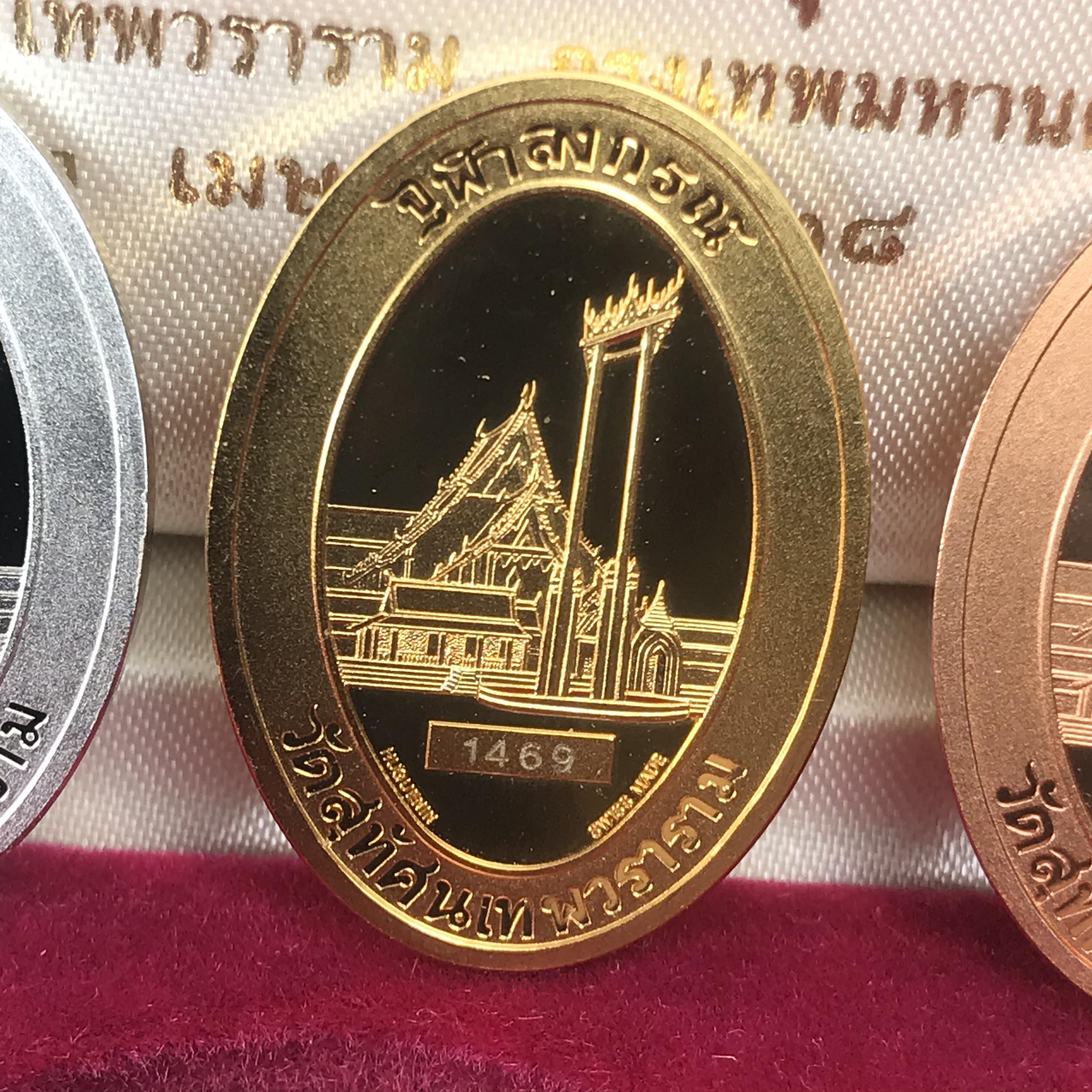 เหรียญ ร.5 วัดสุทัศน์ SWITZERLAND รุ่นแรก ปี 2538 บล็อกนอก ผลิตจากโรงกษาปณ์ฮูกานิน สวิตเซอร์แลนด์ 1 ชุดมี 3 เนื้อ (เงินขัดเงา+กะไหล่ทองขัดเงา+ทองแดงบริสุทธิ์ขัดเงา) ขนาด 21×29 มม. ครบชุดพิมพ์เล็กหมายเลขเดียวกันพร้อมกล่องและใบรับรองเดิม(1 ใน 2000 ชุด)