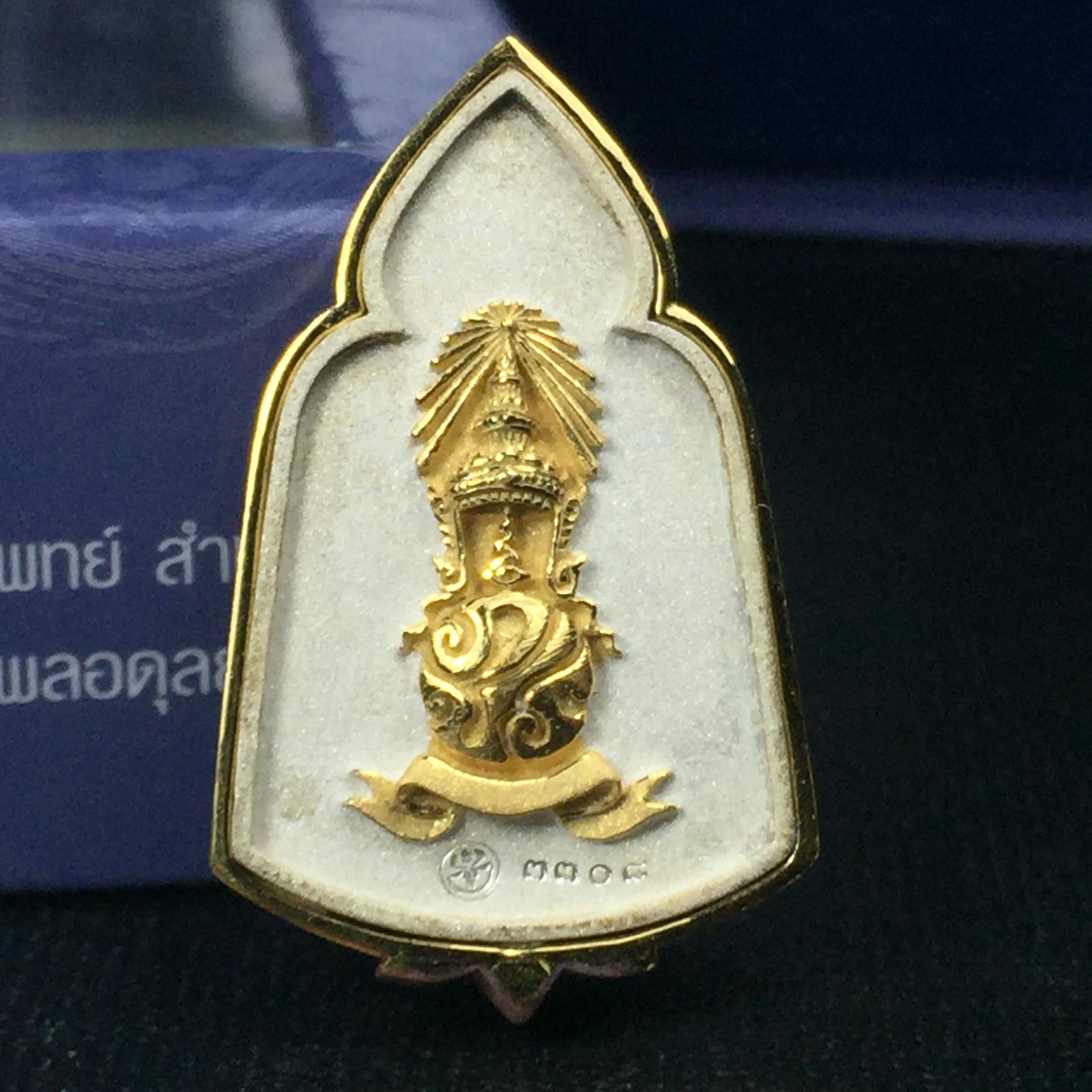 พระแก้วมรกต ภปร. ปี2547 จัดสร้างโดย รพ.ภูมิพลฯ เนื้อเงิน(3 กษัตริย์) เหรียญทรงซุ้ม(1ใน3000องค์)