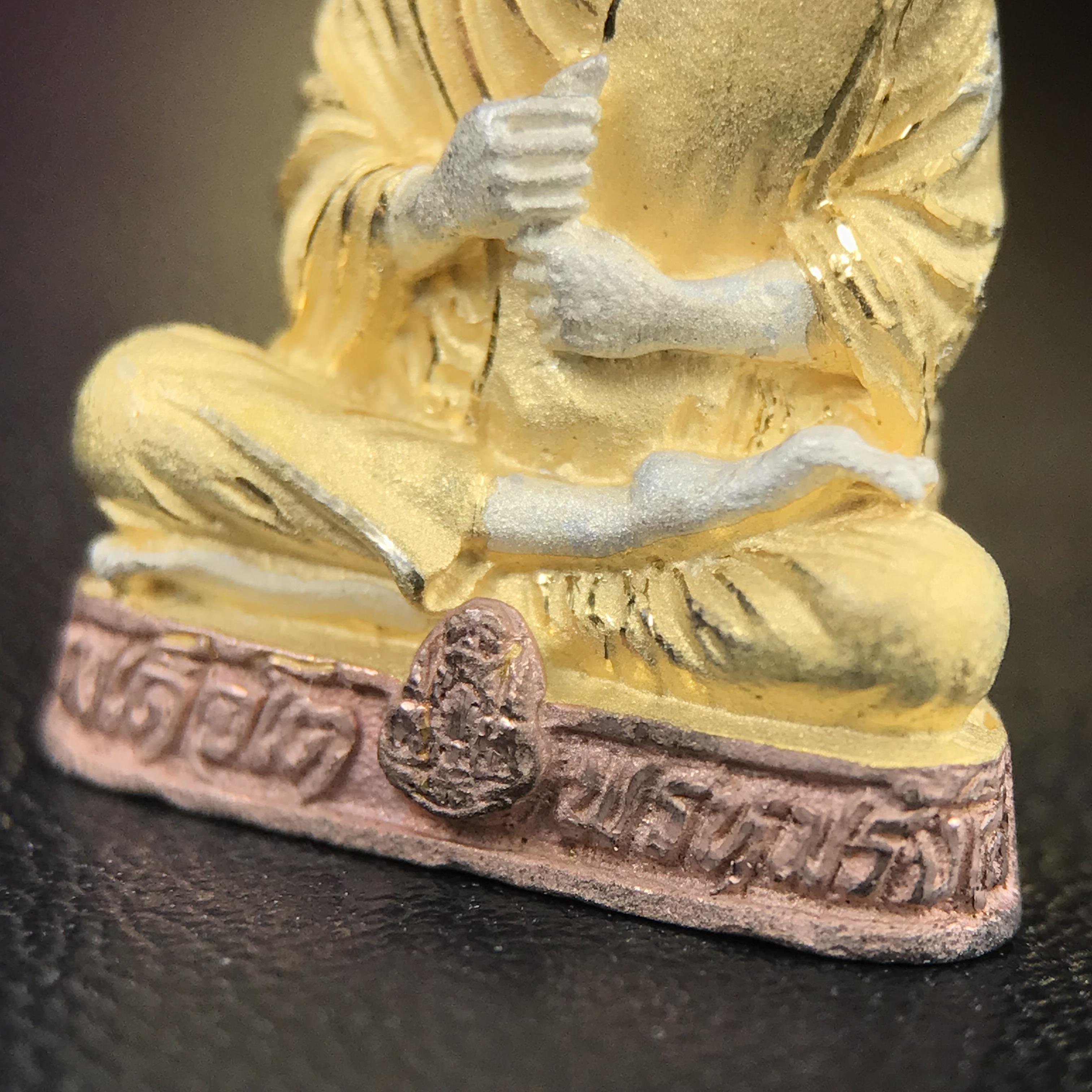 รูปเหมือนสมเด็จพระพุฒาจารย์ (โต พรหมรังสี)วัดใหม่อมตรส บางขุนพรหม ปี2540 รุ่นกาญจนาภิเษก จัดสร้างในวโรกาสที่รัชกาลที่ 9 ทรงครองสิริราชสมบัติ ครบ 50ปี ลอยองค์พิมพ์ใหญ่ เนื้อเงินบริสุทธิ์ 99.9% แบบชุบสามกษัตริย์ขัดเงาบางส่วน พร้อมกล่องบรรจุเดิมครบ