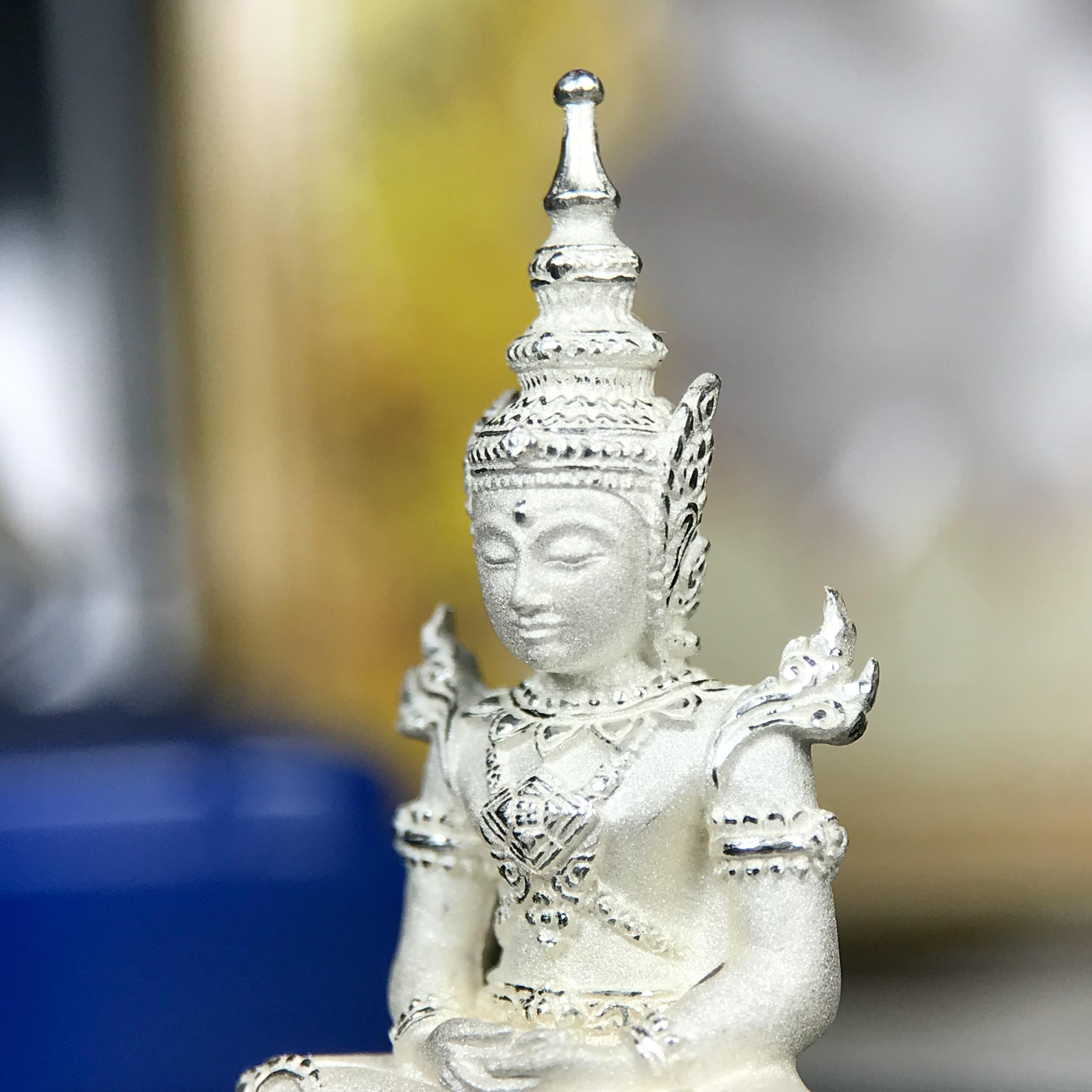 พระแก้วมรกต ทรงเครื่องฤดูร้อน พระราชทานประดิษฐานตราสัญลักษณ์ฉลองสิริราชสมบัติ ครบ 60 ปี ในหลวงรัชกาลที่ 9 พ.ศ.2549 เนื้อเงินลอยองค์พิมพ์ใหญ่ สูง 3.6 ซม. ขนาดหน้าตัก 1/2 นิ้ว (พิธีใหญ่มหาพุทธาภิเษก ณ พระอุโบสถวัดพระแก้ว เกจิอาจารย์ ทั่วประเทศ 108 รูป )