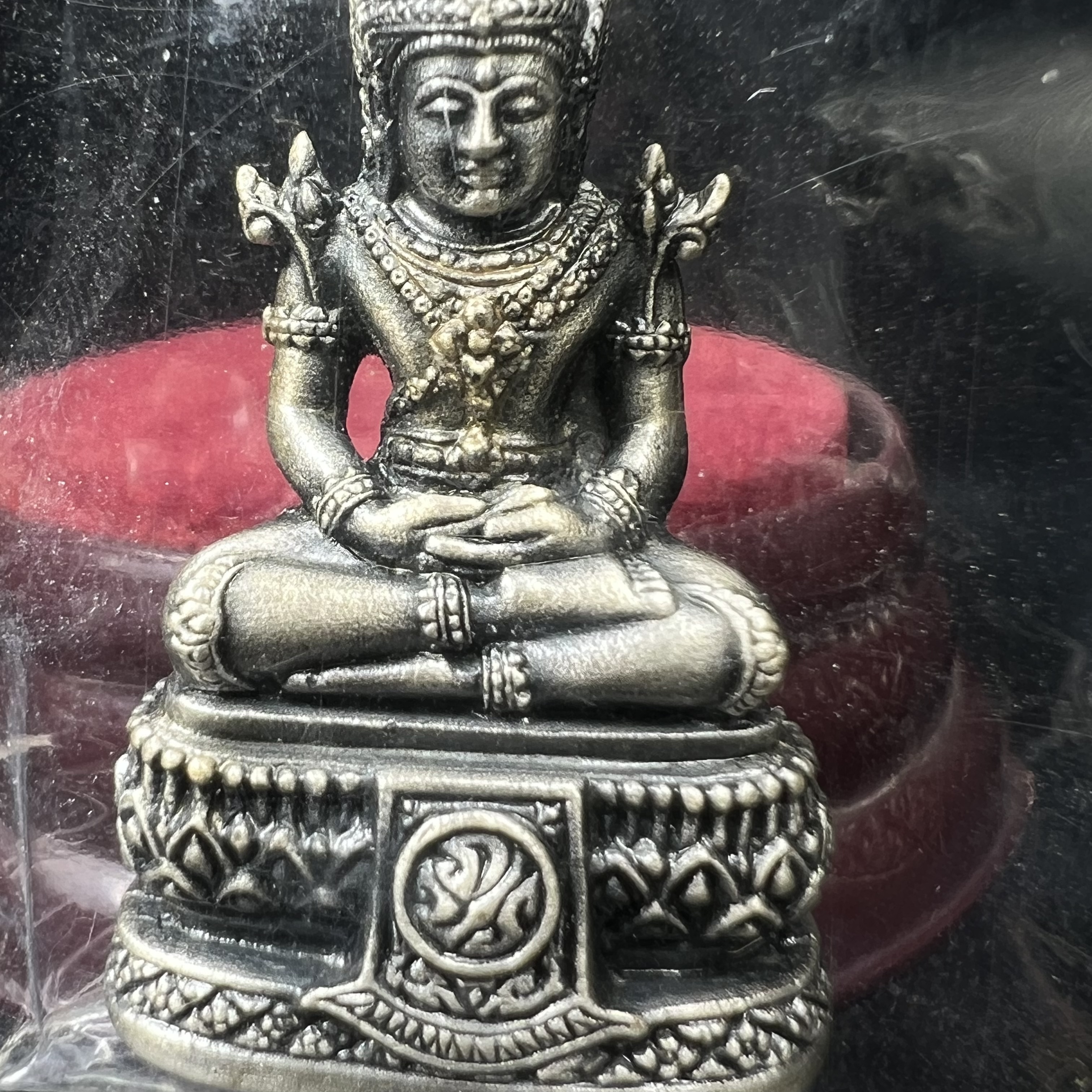 พระแก้วมรกต ภปร.(รุ่นแรก) ปี2545 รุ่นฉลองกรุงรัตนโกสินทร์ครบ 220 ปี พิมพ์ลอยองค์ใหญ่ เนื้ออัลปาก้า ชุบเงินลงดำ ขนาด 19*35 มม. พร้อมครอบตั้งโชว์เดิม องค์พระซีนซองเดิม สวยครบสมบูรณ์