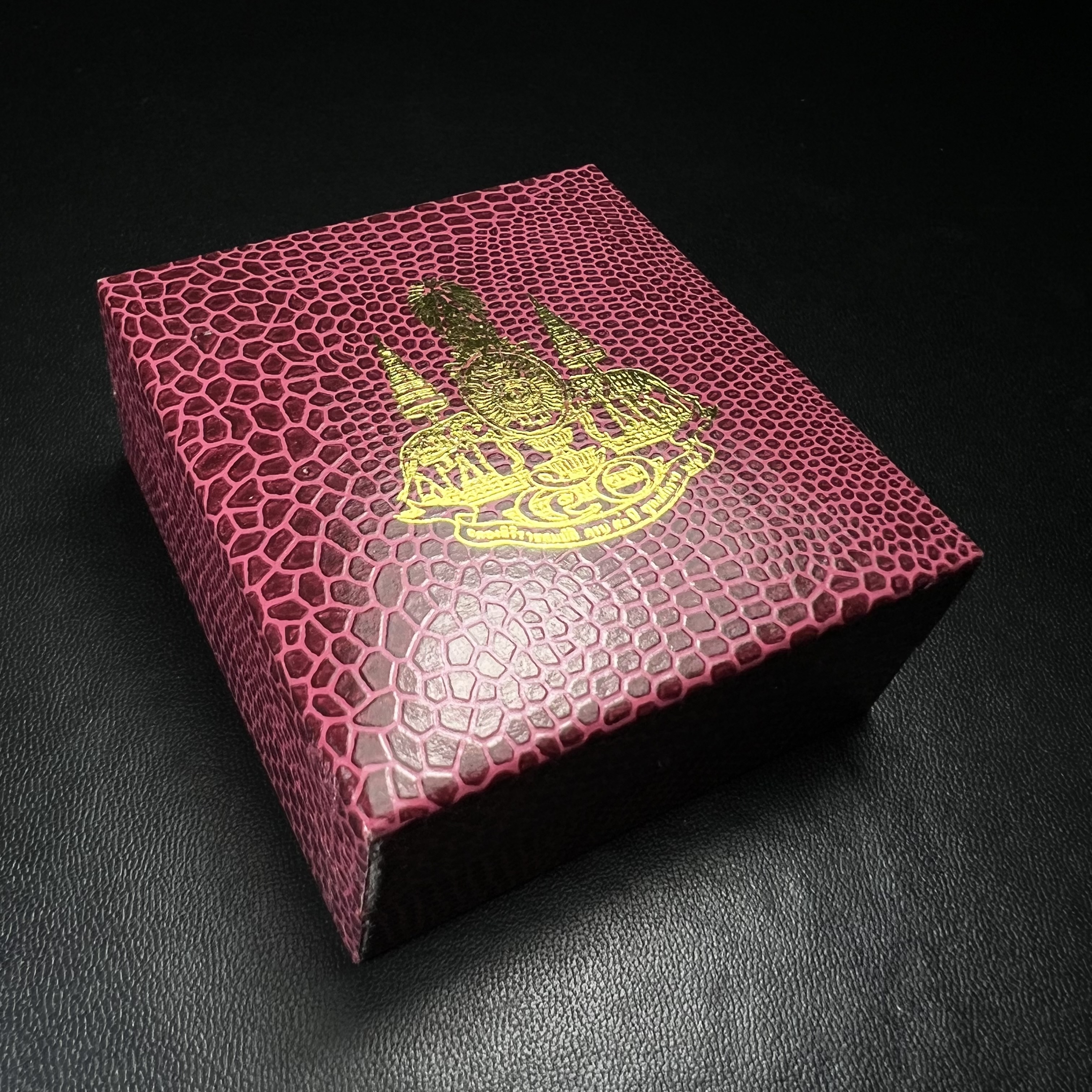 รูปเหมือนสมเด็จพระพุฒาจารย์ (โต พรหมรังสี)วัดใหม่อมตรส บางขุนพรหม ปี2540 รุ่นกาญจนาภิเษก จัดสร้างในวโรกาสที่รัชกาลที่ 9 ทรงครองสิริราชสมบัติ ครบ 50ปี ลอยองค์พิมพ์ใหญ่ เนื้อเงินบริสุทธิ์ 99.9% แบบชุบสามกษัตริย์ขัดเงาบางส่วน พร้อมกล่องบรรจุเดิมครบ