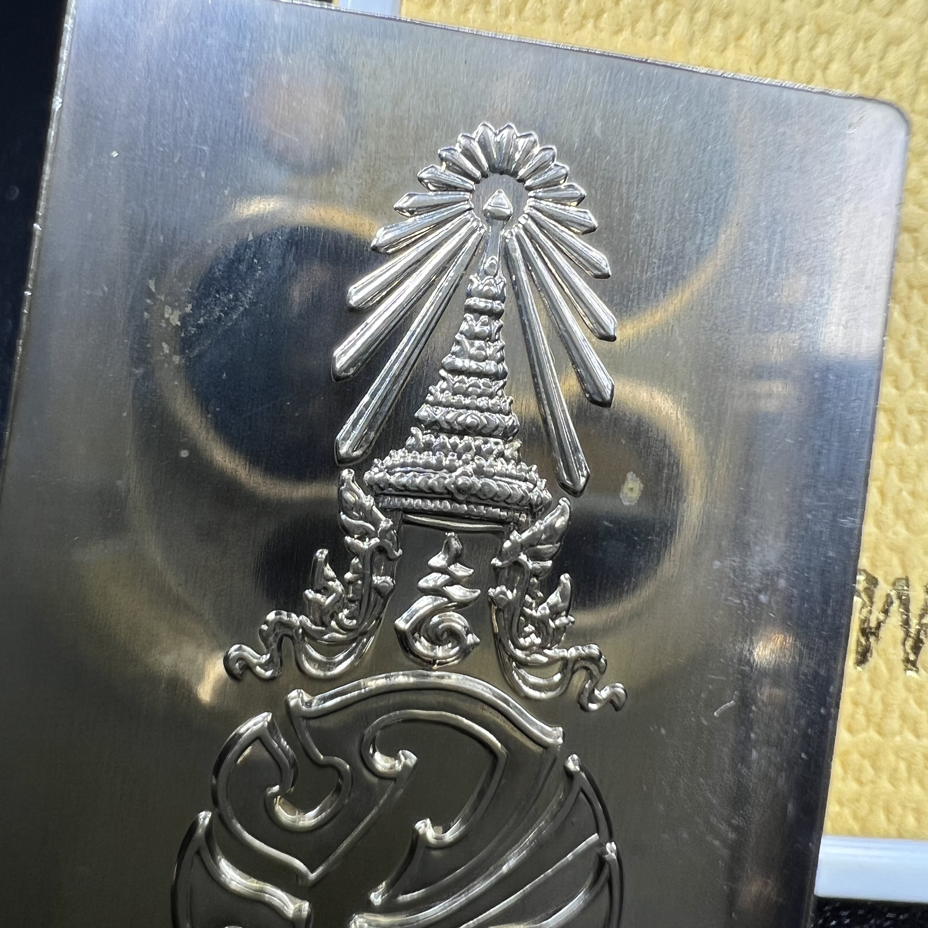 พระพุทธชินสีห์ หลังตรา ปรมาภิไธยย่อ ภปร. ในวโรกาสเฉลิมพระชมพรรษาในหลวงรัชกาลที่9 ครบ 7 รอบ และ ที่ระลึกสมโภชวัดบวรนิเวศวิหารครบ 175 ปี พ.ศ.2554 เหรียญเนื้อเงิน พิมพ์ใหญ่ ขนาดสูง 3.8 ซม. พร้อมกล่องบรรจุเดิมพระราชทาน(1 ใน 1585 เหรียญ)หายาก