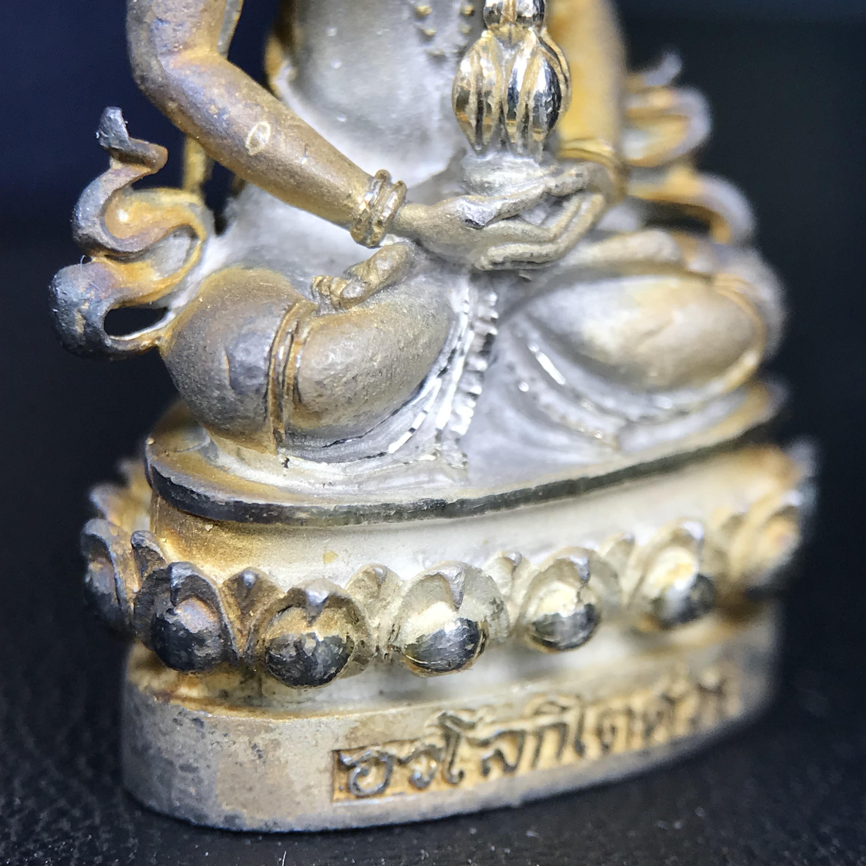 พระกริ่งอวโลกิเตศวร ( เจ้าแม่กวนอิม ) วัดโพธิ์แมนคุณาราม รุ่นอุดมโภคทรัพย์ พ.ศ.2539 เนื้อเงินพ่นทราย(ผิวเดิม ขึ้นสีรุ้งธรรมชาติ แบบนิยม เสน่ห์ของพระเนื้อเงิน) (พร้อมกล่องบรรจุการ์ดใบรับรองเดิมครบ)(อีกหนึ่งรุ่นยอดนิยม พุทธศิลป์สวยงดงาม)หายาก 1 ใน 5000 องค์