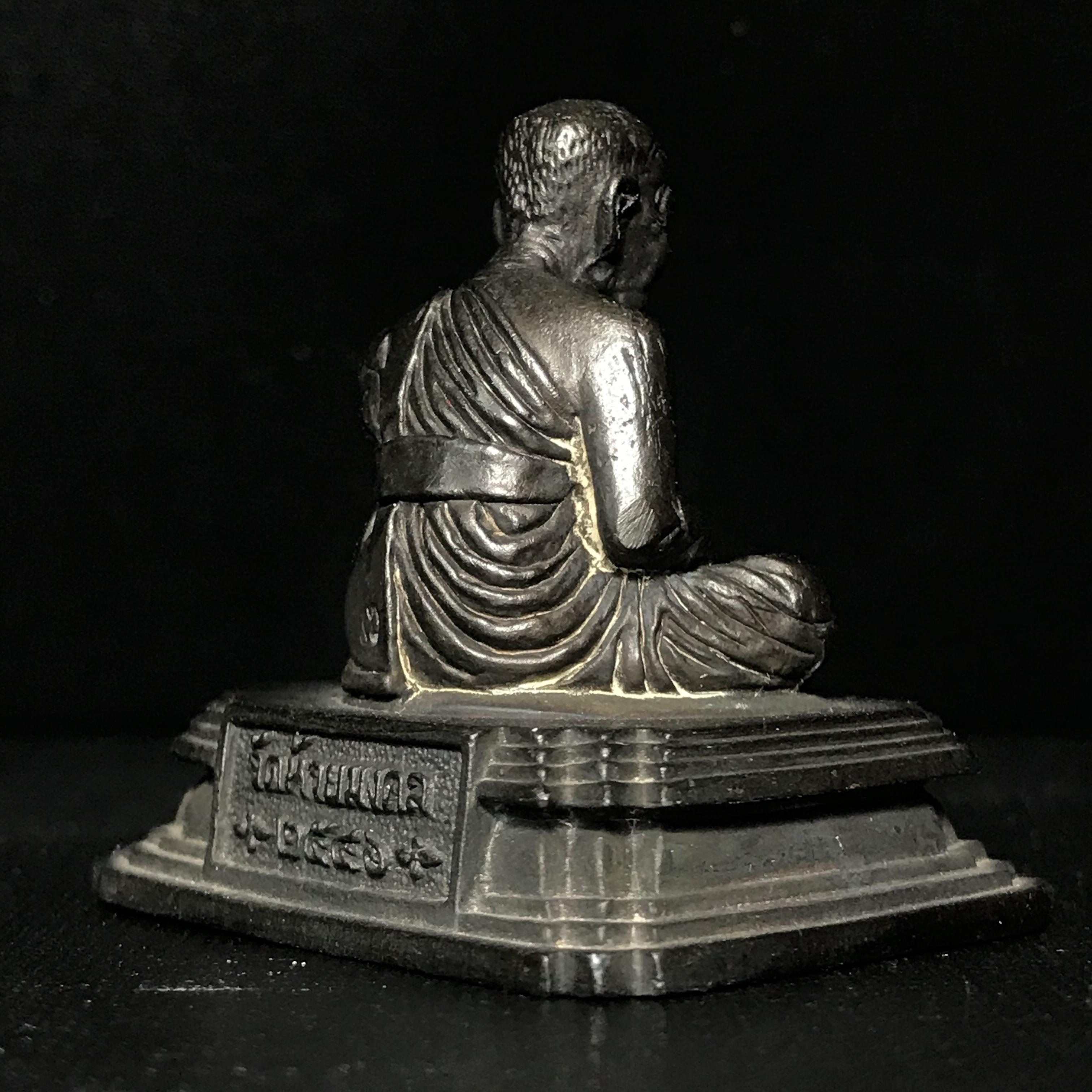 รูปหล่อพระหลวงพ่อทวด สก. ขนาดตั้งบูชาหน้ารถ วัดห้วยมงคล ปี 2546(รุ่น2) สร้างจากเนื้อโลหะที่ตัดชนวนจากส่วนของเศียรหลวงพ่อทวดองค์ใหญ่(คุ้มครองปลอดภัย แคล้วคลาด พิธีใหญ่ มวสสารดี)1 ใน 2500 องค์