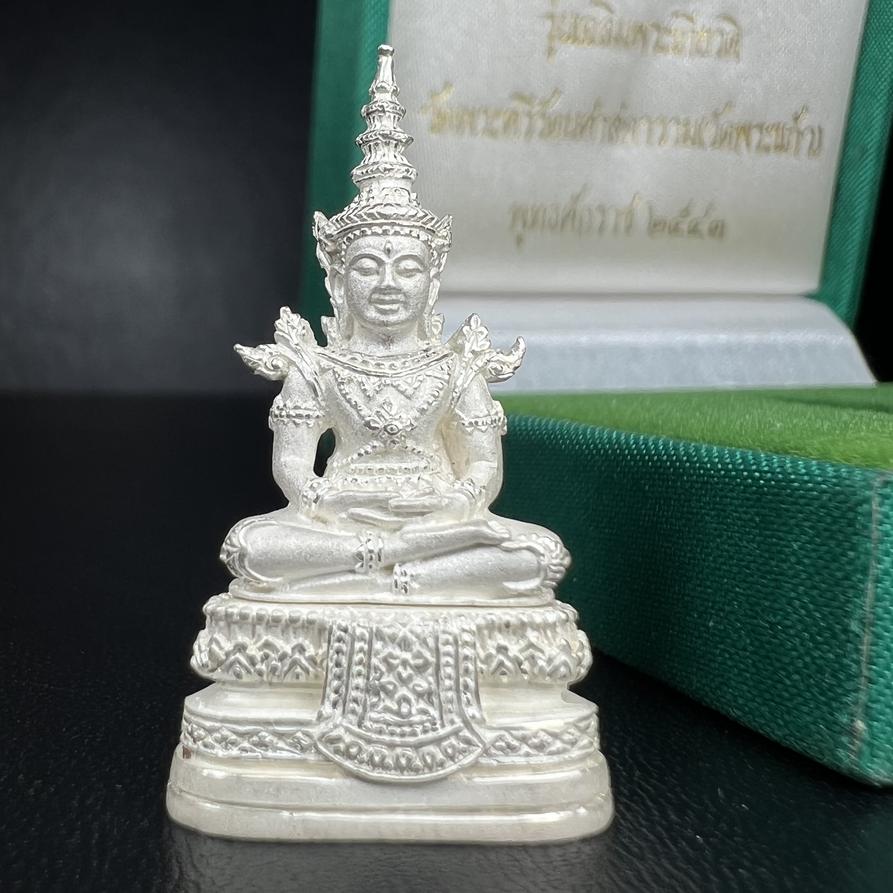 พระพุทธมหามณีรัตนปฎิมากร(พระแก้วมรกต)รุ่น เฉลิมพระเกียรติ วัดพระศรีรัตนศาสดาราม(วัดพระแก้ว) ปี2543 เนื้อเงินพิมพ์ใหญ่ลอยองค์ ฤดูร้อน กล่องบรรจุเดิมครบ หายากพบเจอน้อย