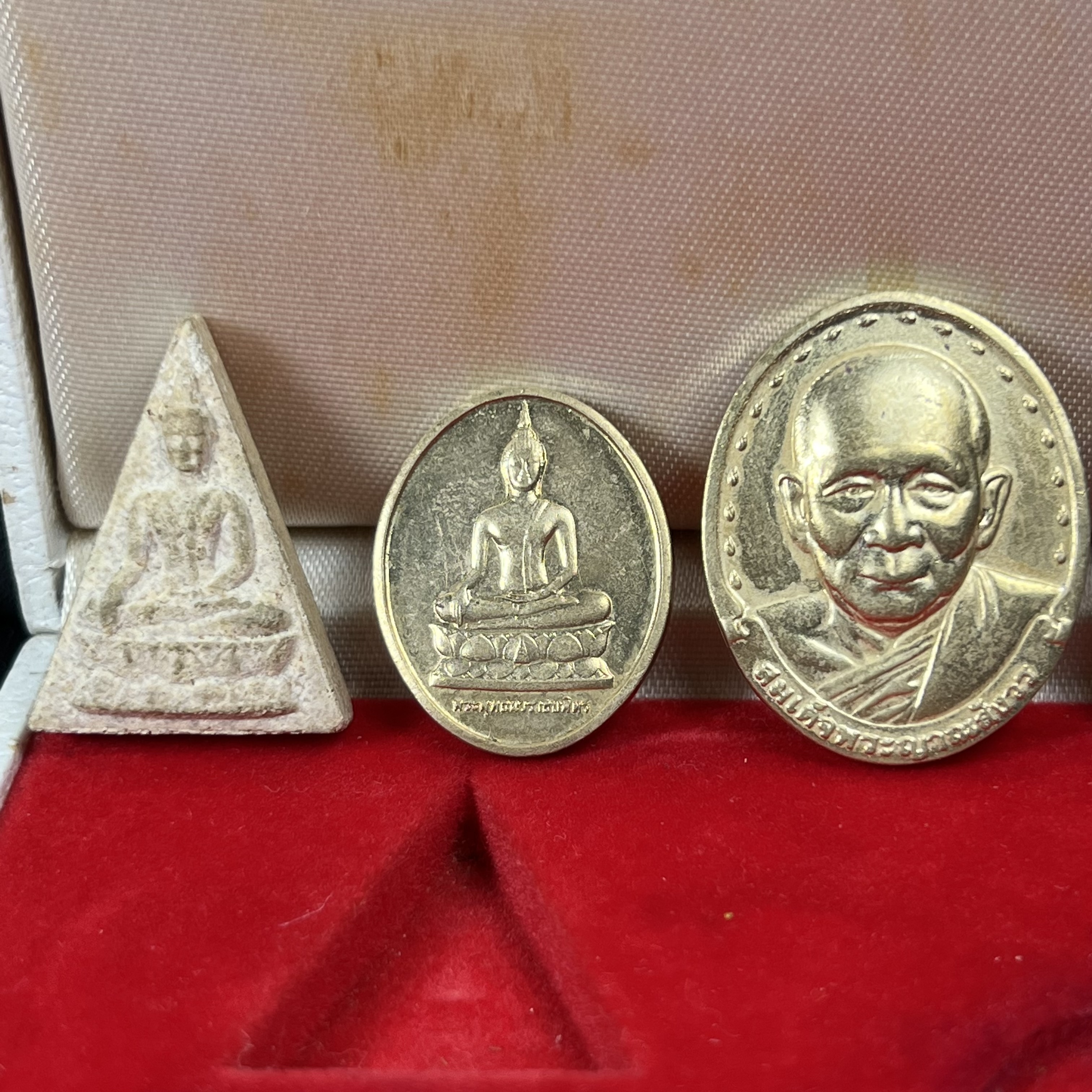 ชุดที่ระลึกครบ 72 ปี โรงพยาบาลจุฬาลงกรณ์ สภากาชาดไทย 30 พฤษภาคม พ.ศ.2529(ในหลวงรัชกาลที่9เสด็จในพิธี)พระดี พิธีใหญ่ ประกอบพิธีพุทธาภิเษกพร้อมกับพิธีพระกริ่งปวเรศ ปี2530 วัดบวรนิเวศและวัดพระแก้ว