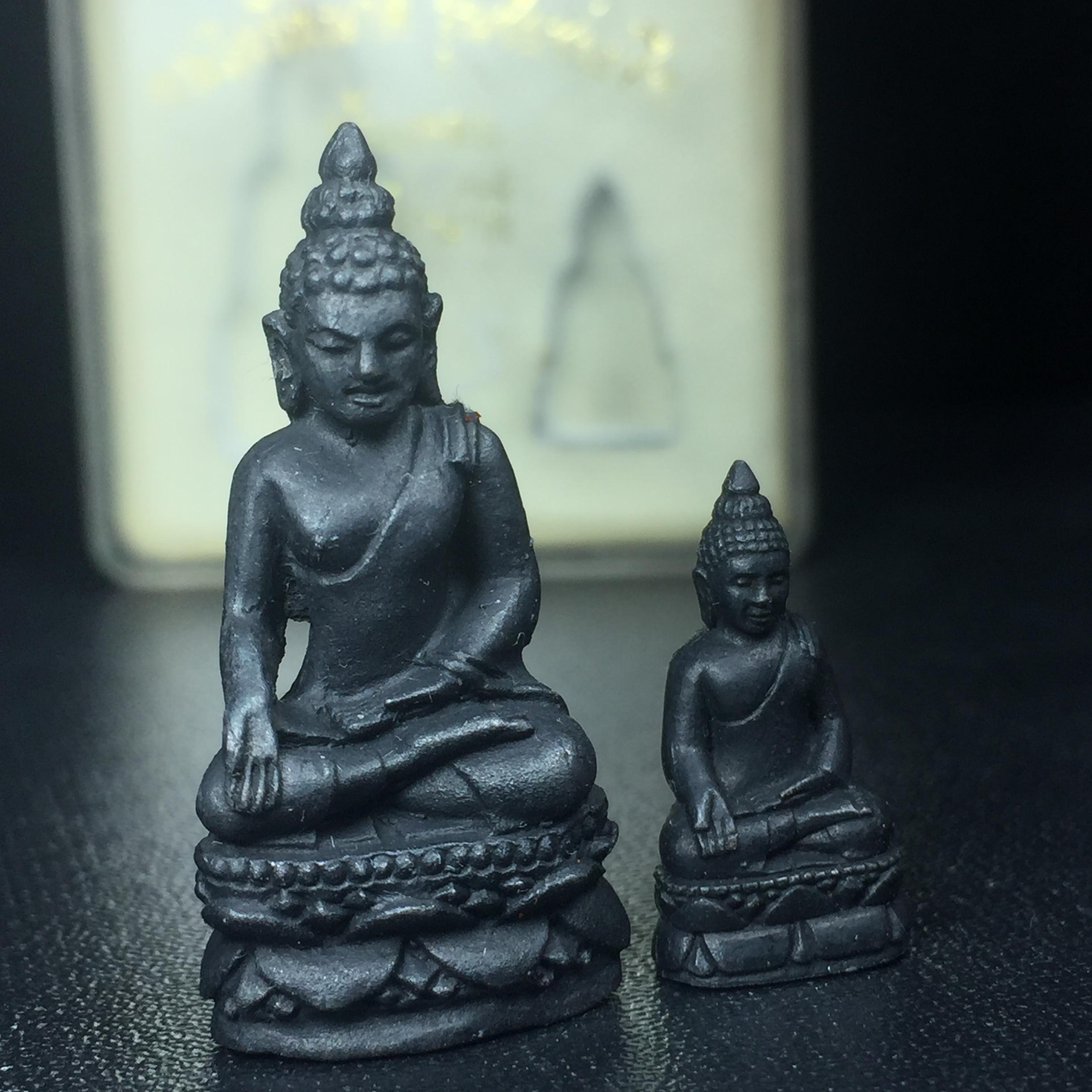 พระไพรีพินาศ วัดบวรนิเวศวิหาร รุ่นชัยชนะศึก ปี2546 พิมพ์บัวแหลม เนื้อเหล็กน้ำพี้(นิยม) (สภาพสวยพร้อมกล่องบรรจุเดิมครบสมบูรณ์)(พระดี พิธีใหญ่ มวลสารเด่น รุ่นนิยม)