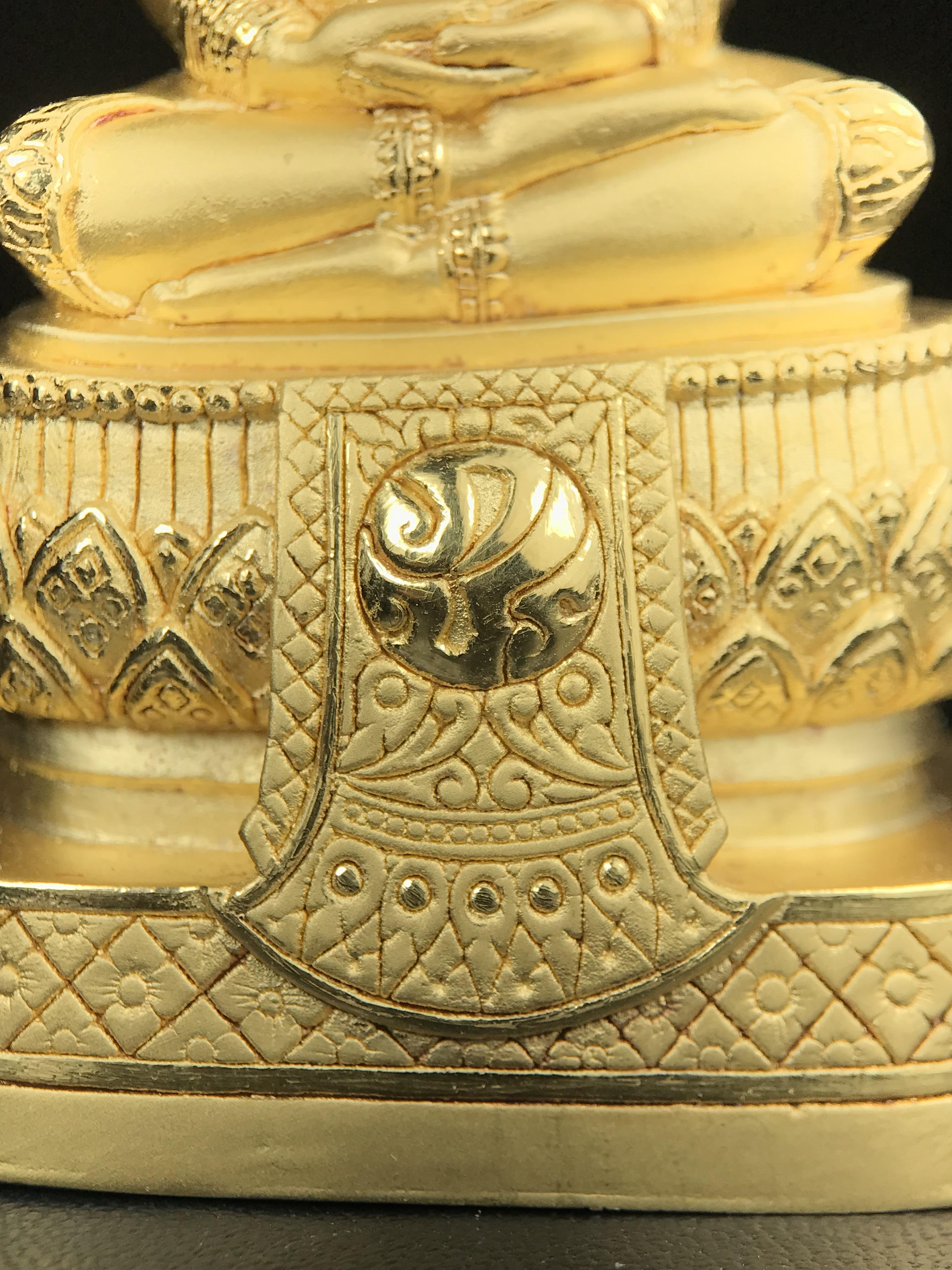 พระแก้วมรกต ภปร.(รุ่นแรก)ปี2545 รุ่นฉลองกรุงรัตนโกสินทร์ครบ 220 ปี หล่อลอยองค์ เนื้อทองคำบริสุทธิ์99.99% ขนาดบูชา 50*90 มม.(องค์หมายเลข ๗๘๙)(เลขมังกร 789 พลังแห่งความ มั่งคั่ง ร่ำรวย อำนาจ บารมี)สุดยอดมงคลแผ่นดินที่ควรเก็บรักษา บูชาเป็นมงคลชีวิต(หายากมาก)