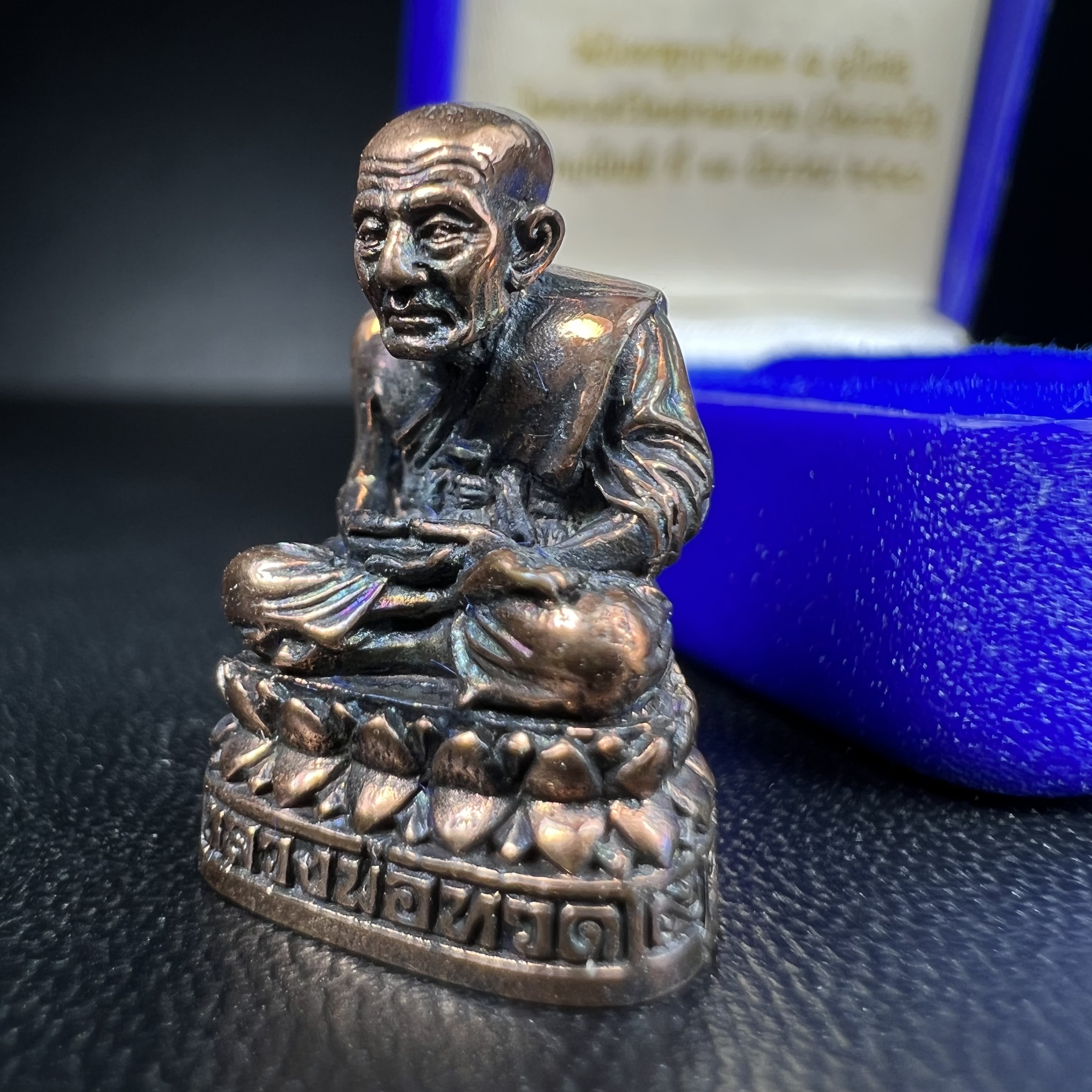 รูปเหมือนหล่อลอยองค์หลวงปู่ทวด รุ่น 111ปี กระทรวงกลาโหม เนื้อนวโลหะรมดำ-ปัดเงา ปี2540 พิธีใหญ่ สภาพสวย เข้มขลัง นิยม พร้อมกล่องบรรจุเดิม