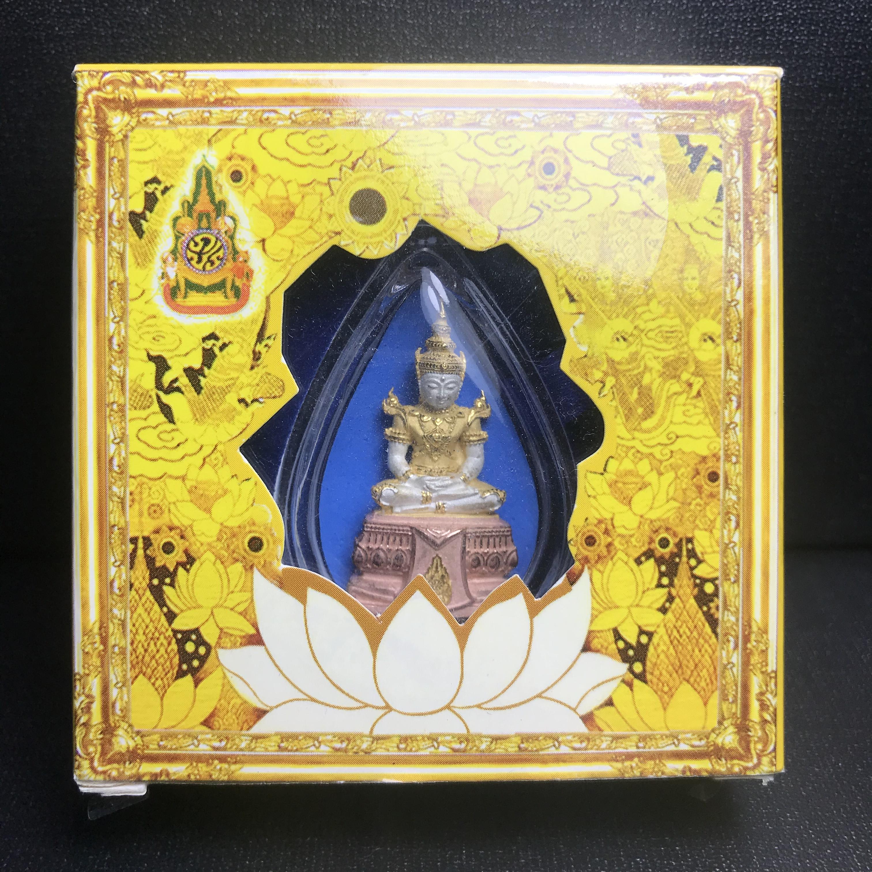 พระแก้วมรกต(จำลอง)ลอยองค์ ขนาดหน้าตัก 1/2 นิ้ว ทรงเครื่องฤดูร้อน เนื้อเงินสามกษัตริย์ ตราสัญลักษณ์ฉลองสิริราชสมบัติ ครบ 60 ปี พ.ศ.2549(สภาพสวย ครบ สมบูรณ์)