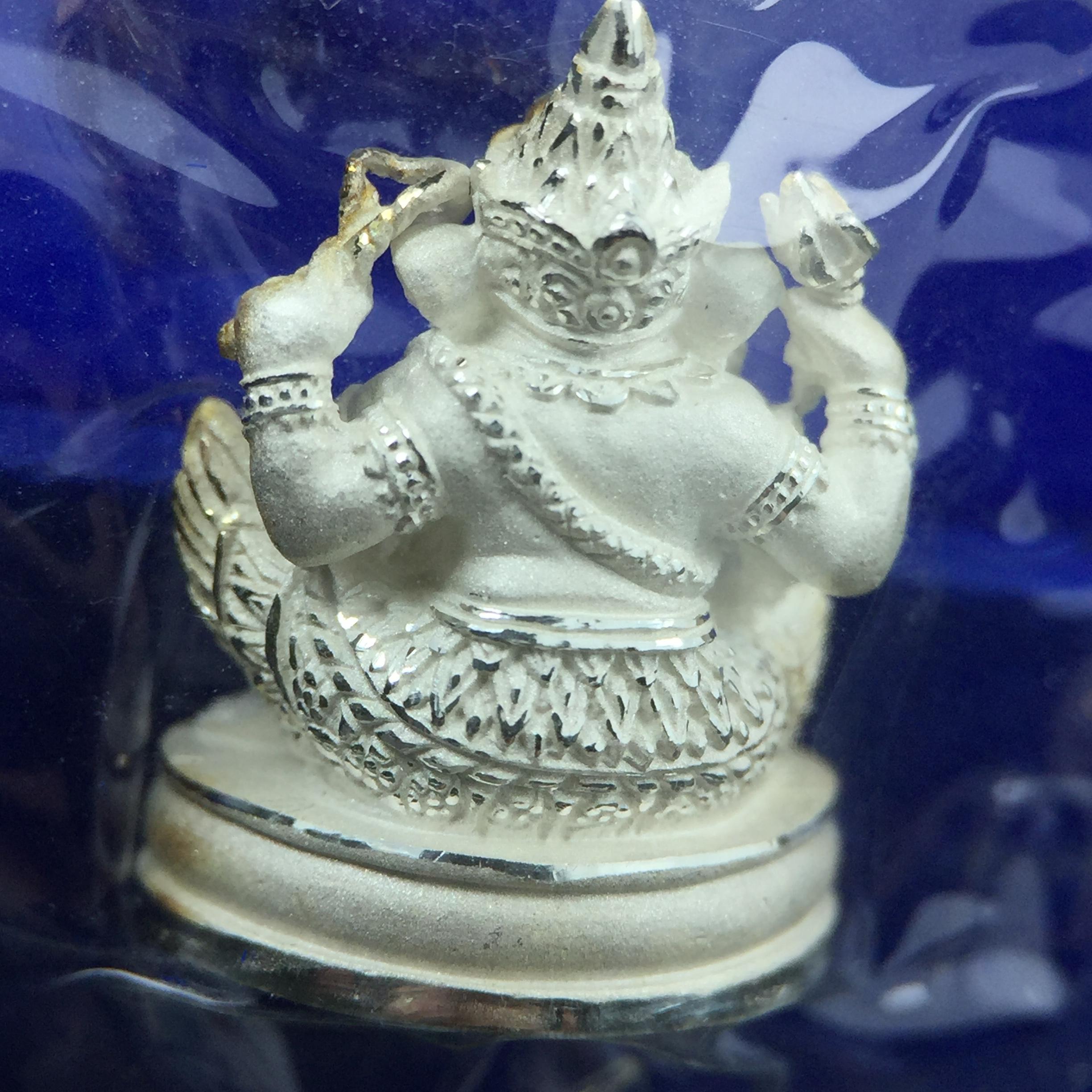 พระพิฆเณศวร วัดบวรนิเวศวิหาร ปี 2542 เนื้อเงินพ่นทรายขัดเงาบางส่วน(ฝังพลอย1เม็ด)(ขนาด 2* 1.4 ซม.) สภาพสวยซีนซองเดิมพร้อมกล่องบรรจุเดิม ตอกโค๊ดหมายเลขกำกับ(ผิวเดิมขึ้นสีรุ้งธรรมชาติ สวย)(คัดสภาพสวยเดิม พิธีใหญ่ พุทธศิลป์งดงาม)