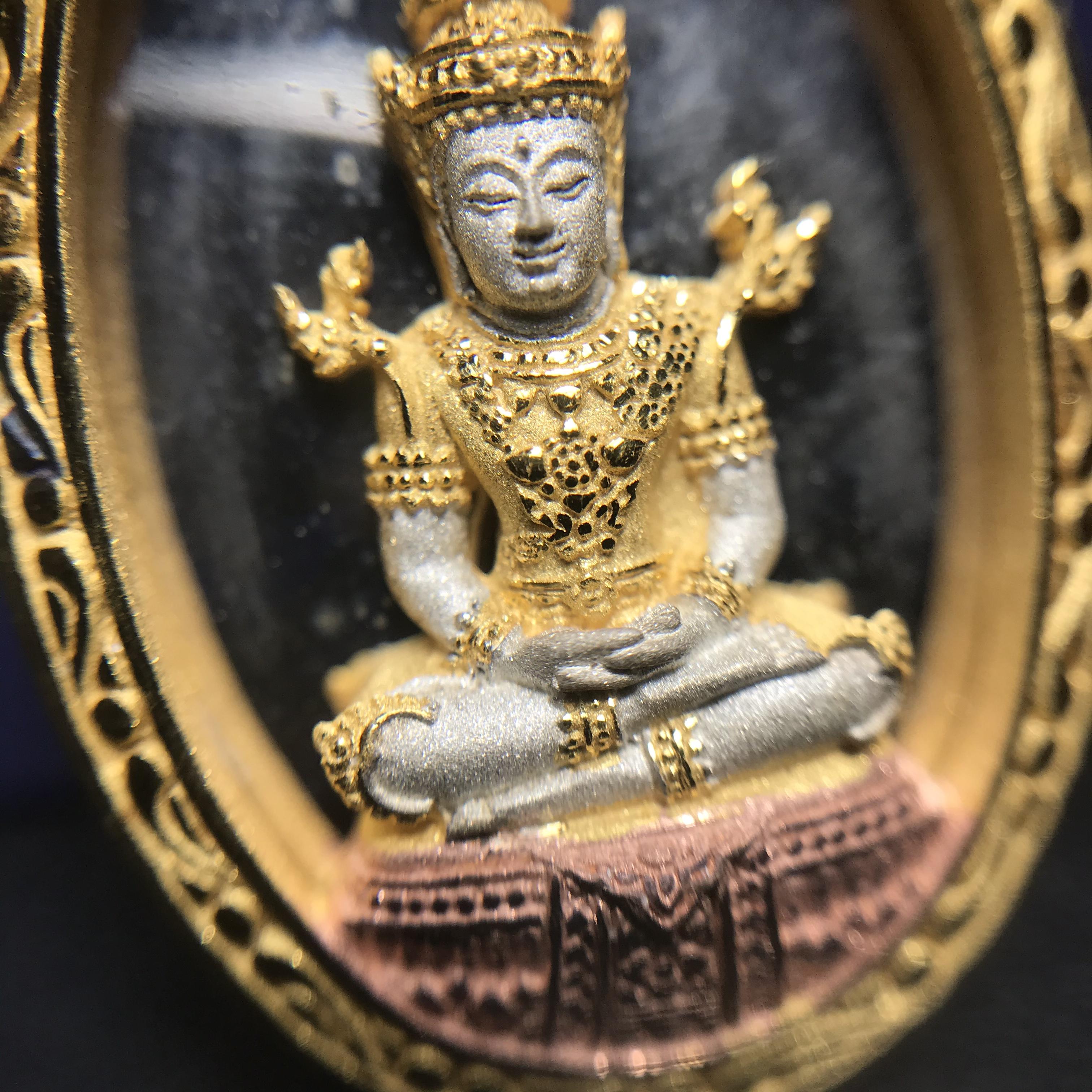 พระแก้วมรกต ภปร. ปี2547 จัดสร้างโดย รพ.ภูมิพลฯ เนื้อเงิน(3 กษัตริย์)เหรียญทรงกลมรี(1ใน3000องค์)