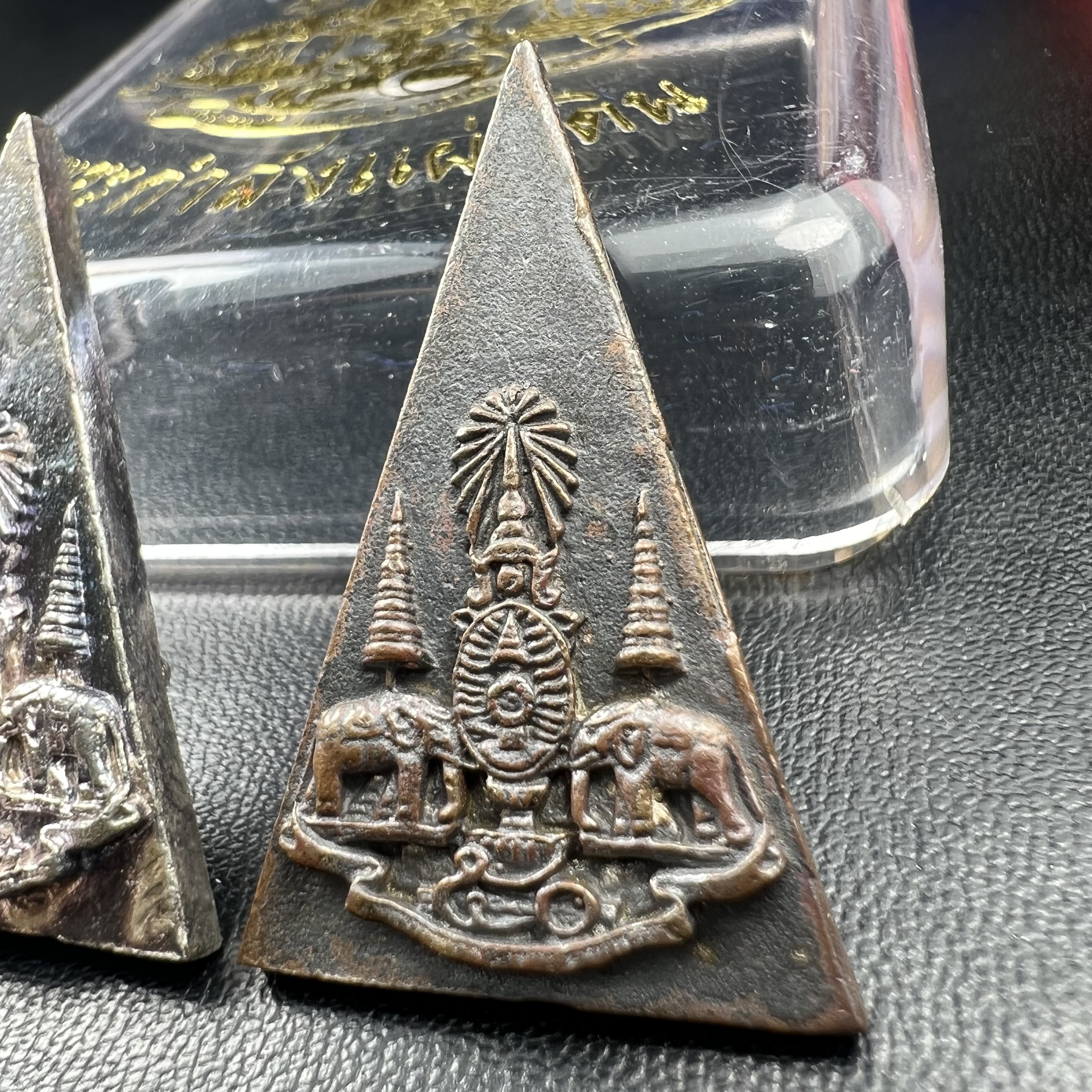 พระกำลังแผ่นดิน (สมเด็จจิตรลดา2) จัดสร้างเฉลิมพระเกียรติ ร.9 ครองราชย์ 50 ปี 2539 เนื้อเงิน(ผิวเดิมกลับดำ รุ้งๆสวย)+เนื้อนวโลหะ(สร้างน้อยหายาก)พร้อมกล่องบรรจุเดิมครบสมบูรณ์(1ใน2539องค์)