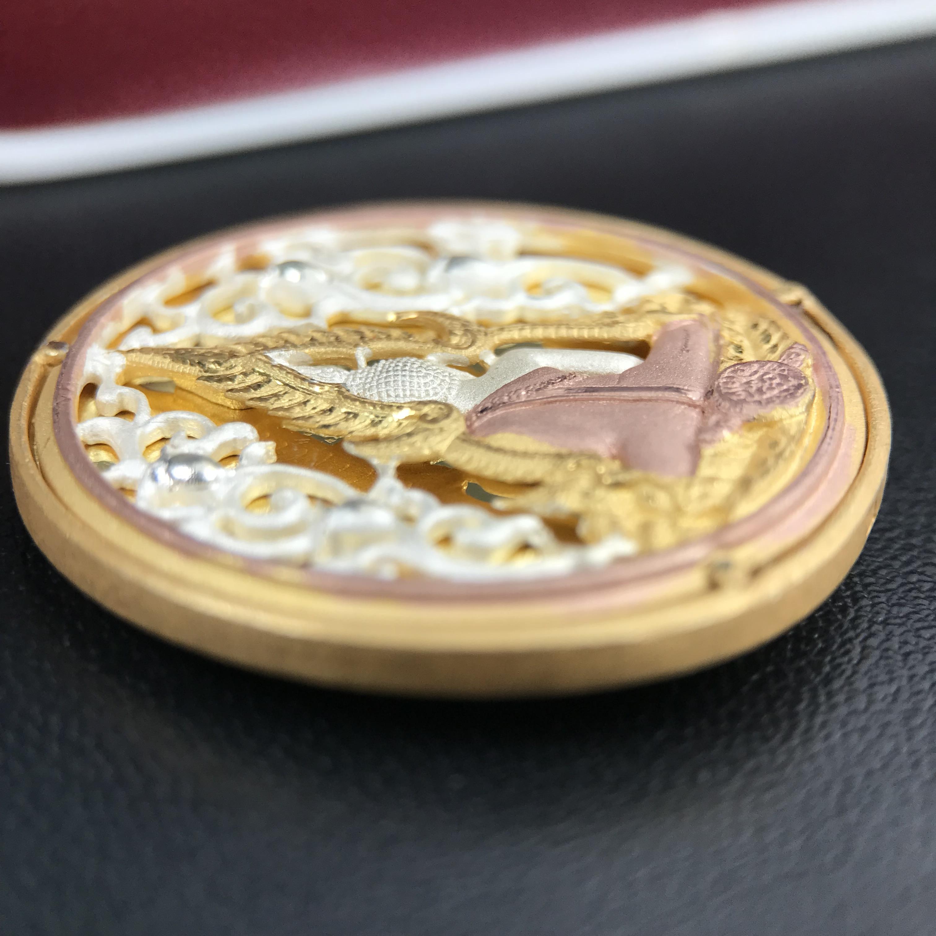 พระพุทธชินราช รุ่น ประวัติศาสตร์ มูลนิธิเพื่อตำรวจไทยจัดสร้าง ปี 2562 เนื้อเงินชุบสามกษัตริย์ขัดเงา พิมพ์เหรียญรูปไข่ฉลุลายไทย พิมพ์ใหญ่ พระพุทธชินราช แบบจิวเวอร์รี่(ขนาดสูง 2.9 ซม.)(สภาพสวยซีนซองเดิม กล่องบรรจุเดิมครบสมบูรณ์)(เลขเรียงสวย องค์หมายเลข 123)