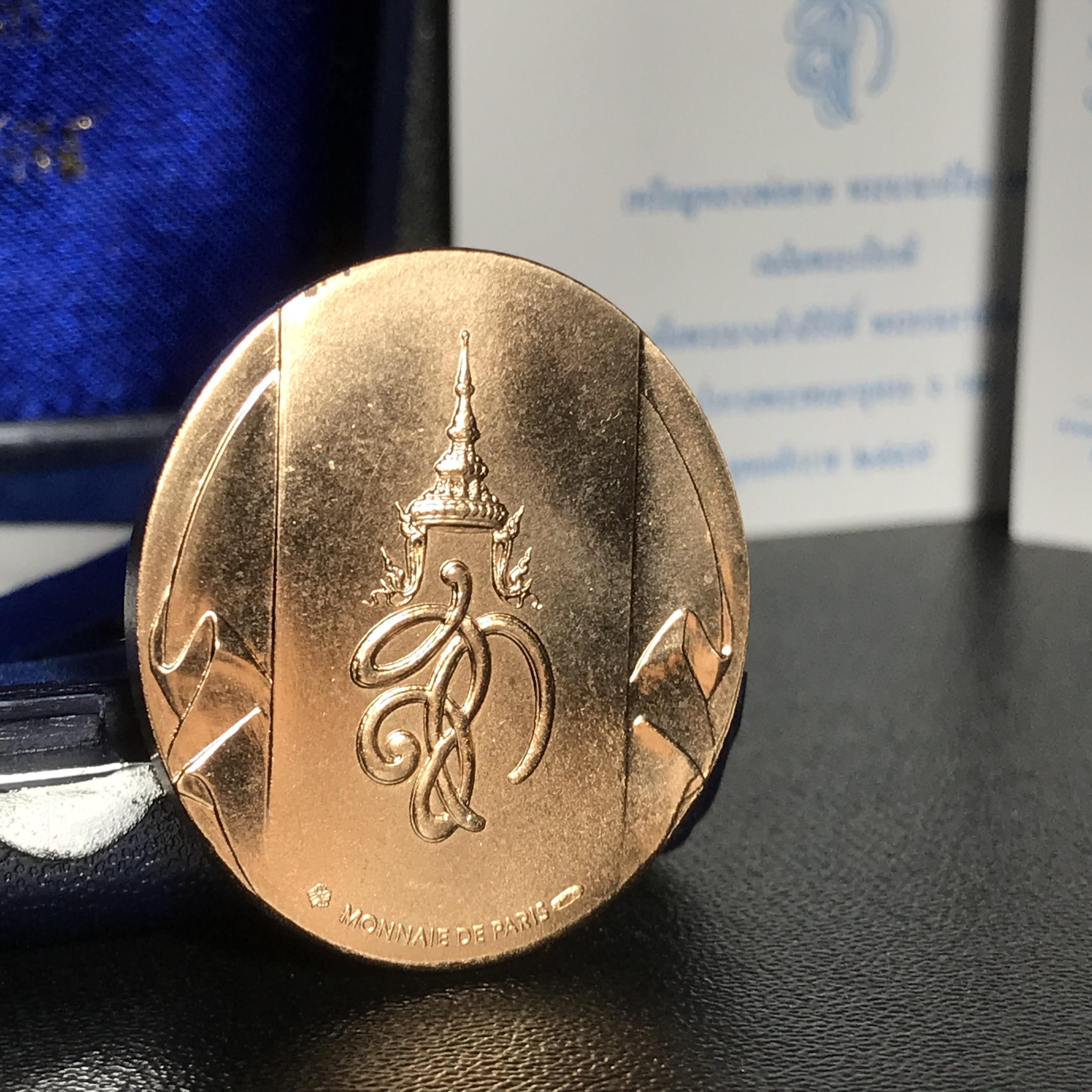 เหรียญหลวงพ่อทวด หลังพระนามาภิไธได้ย สก. ปี2544 พิธีใหญ่ ผลิตโดยโรงกษาปณ์โมเน่ร์ เนื้อบรอนซ์(ทองแดง)สภาพสวยสมบูรณ์กล่องใบรับรองครบ