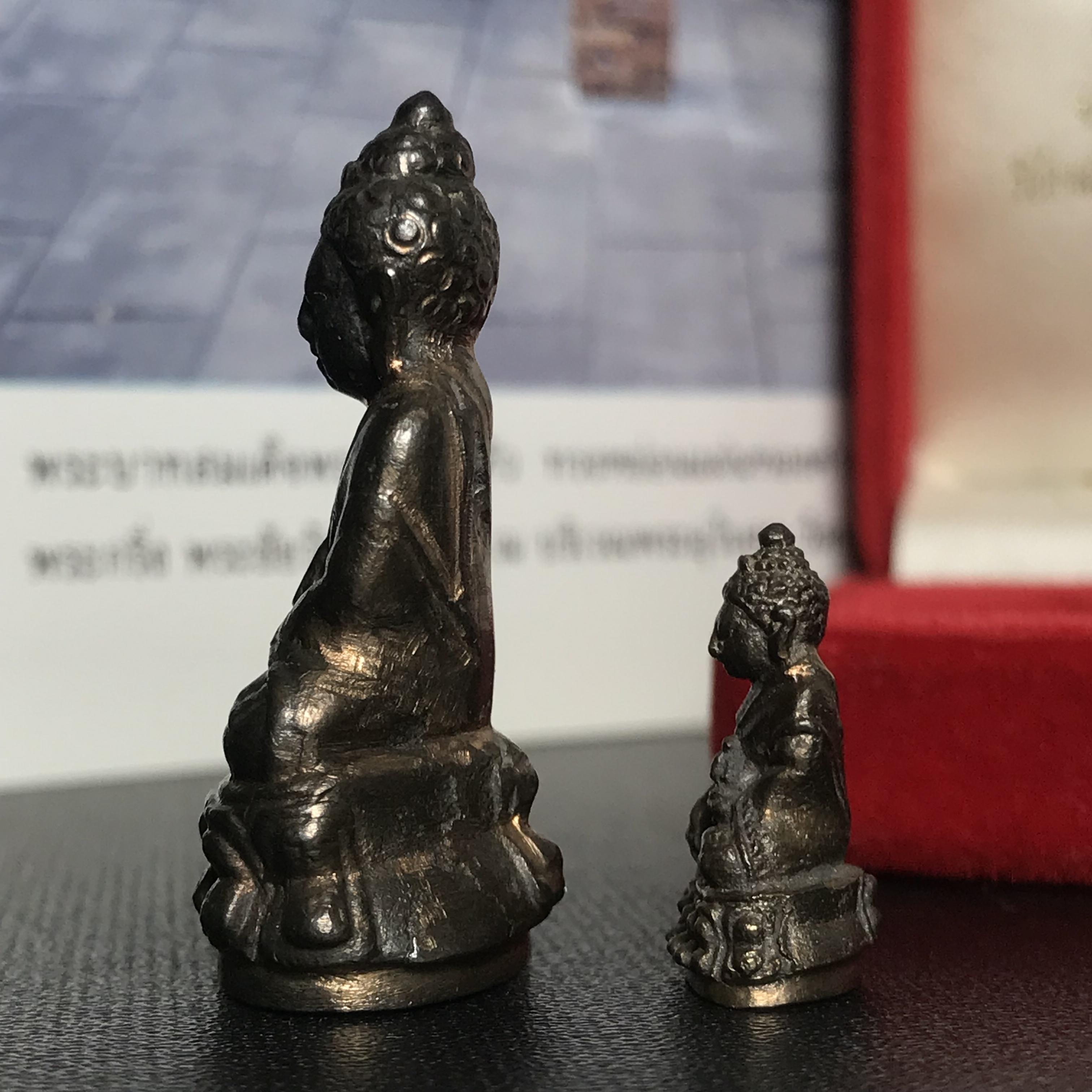 พระกริ่ง-พระชัยวัฒน์ ปวเรศ ปี2530 วัดบวรนิเวศราชวรวิหาร(ในหลวง ร.9 เสด็จเททอง)(บรรจุเส้นเกศาในหลวงรัชกาลที่9)พร้อมสูจิบัตรเดิมตอนจัดสร้าง