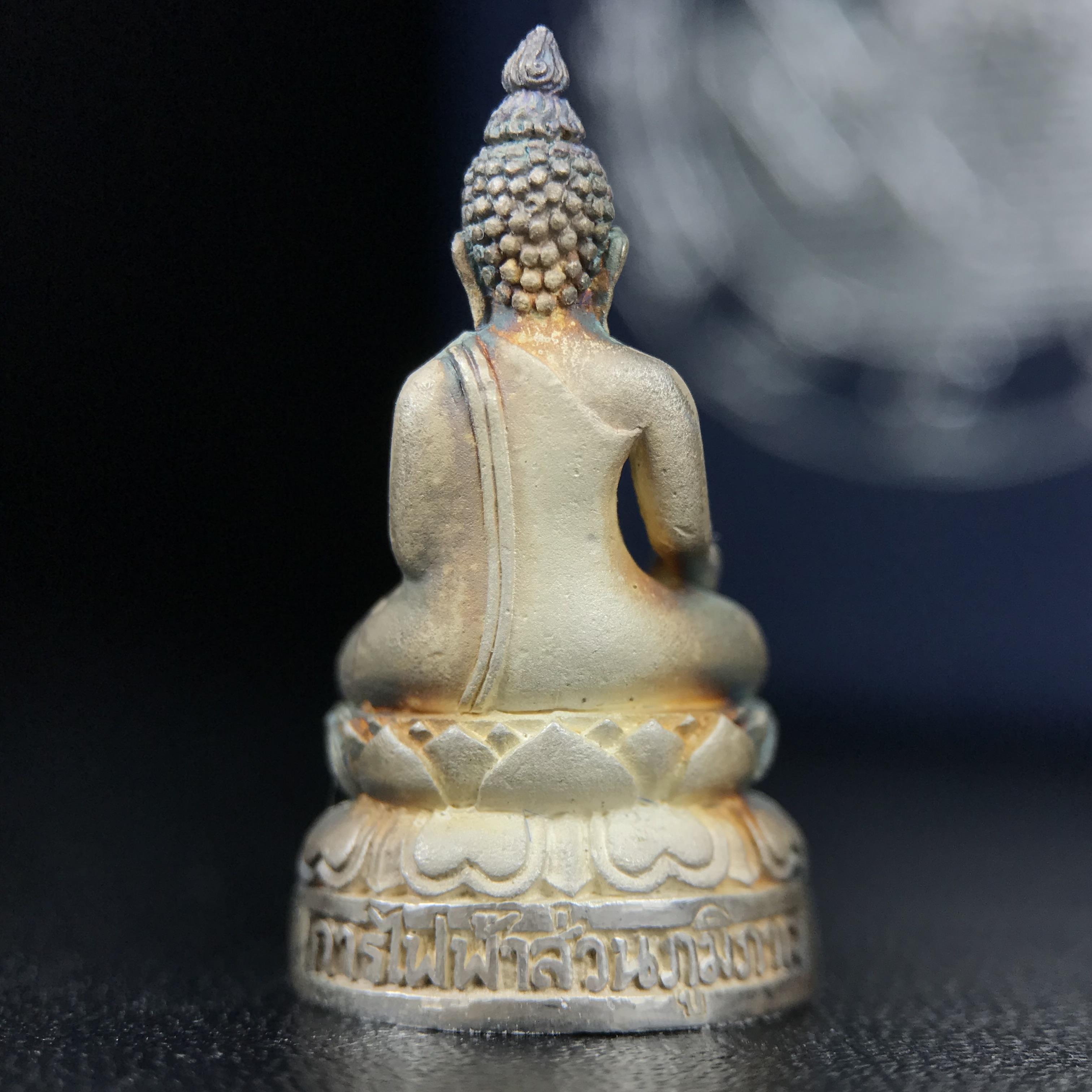 พระกริ่งไพรีพินาศ วัดบวรนิเวศวิหาร ปี2538 การไฟฟ้าส่วนภูมิภาคจัดสร้าง เนื้อเงิน(สภาพผิวเดิม ขึ้นสีรุ้งธรรมชาติ สวยแบบนิยม)พร้อมกล่องบรรจุเดิม หมายเลข ๖๓๘๔