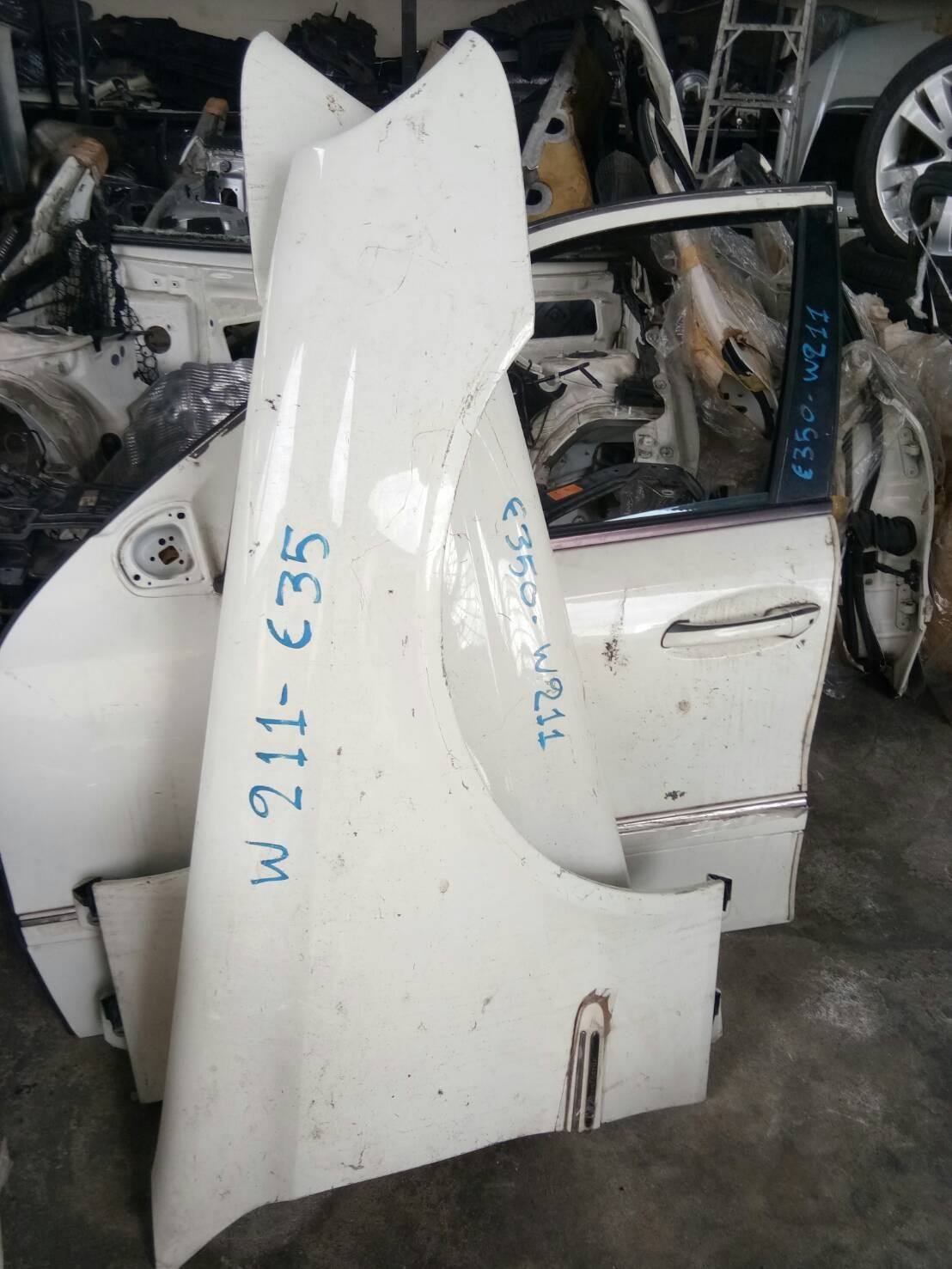 แก้มบังโคลนหน้าBENZ W211